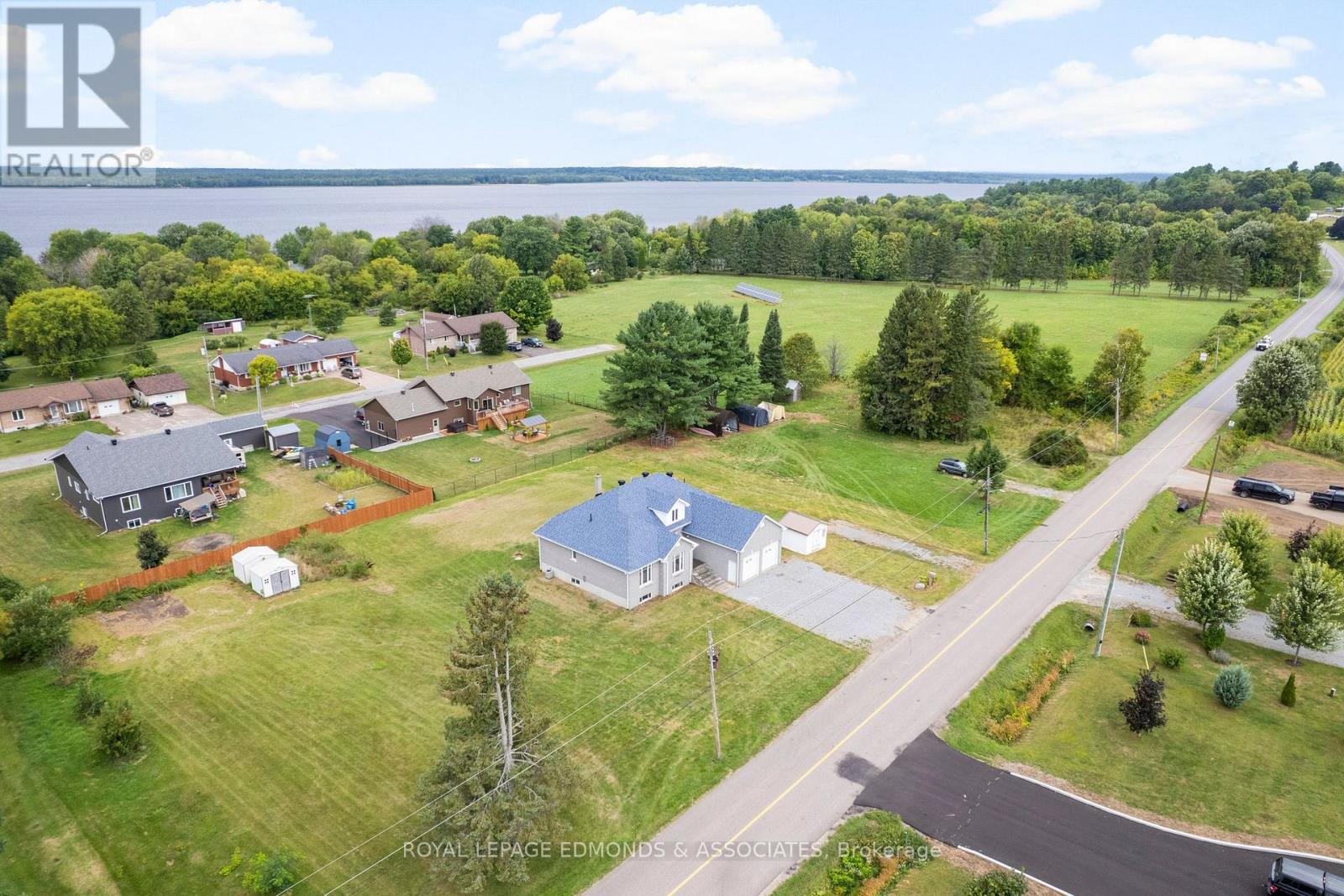 37 Rapid Road, Whitewater Region, Ontario  K0J 2L0 - Photo 4 - X12389658