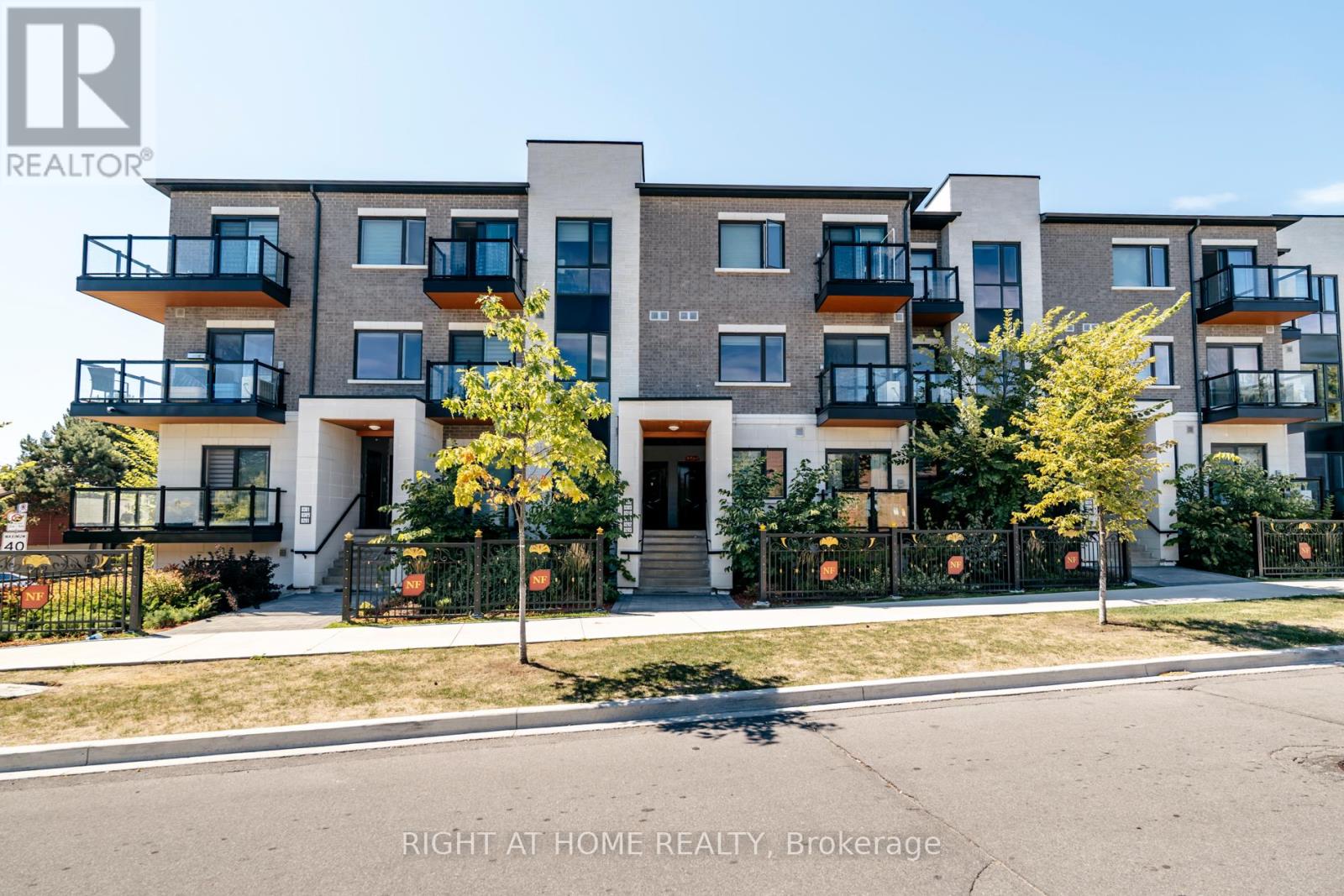 D302 - 200 Chester Le Boulevard, Toronto (L'amoreaux), Ontario  M1W 0A9 - Photo 1 - E12389637