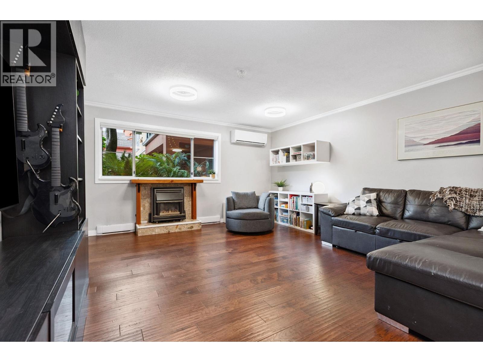 104 6 Renaissance Square, New Westminster, British Columbia  V3M 6N8 - Photo 2 - R3044923