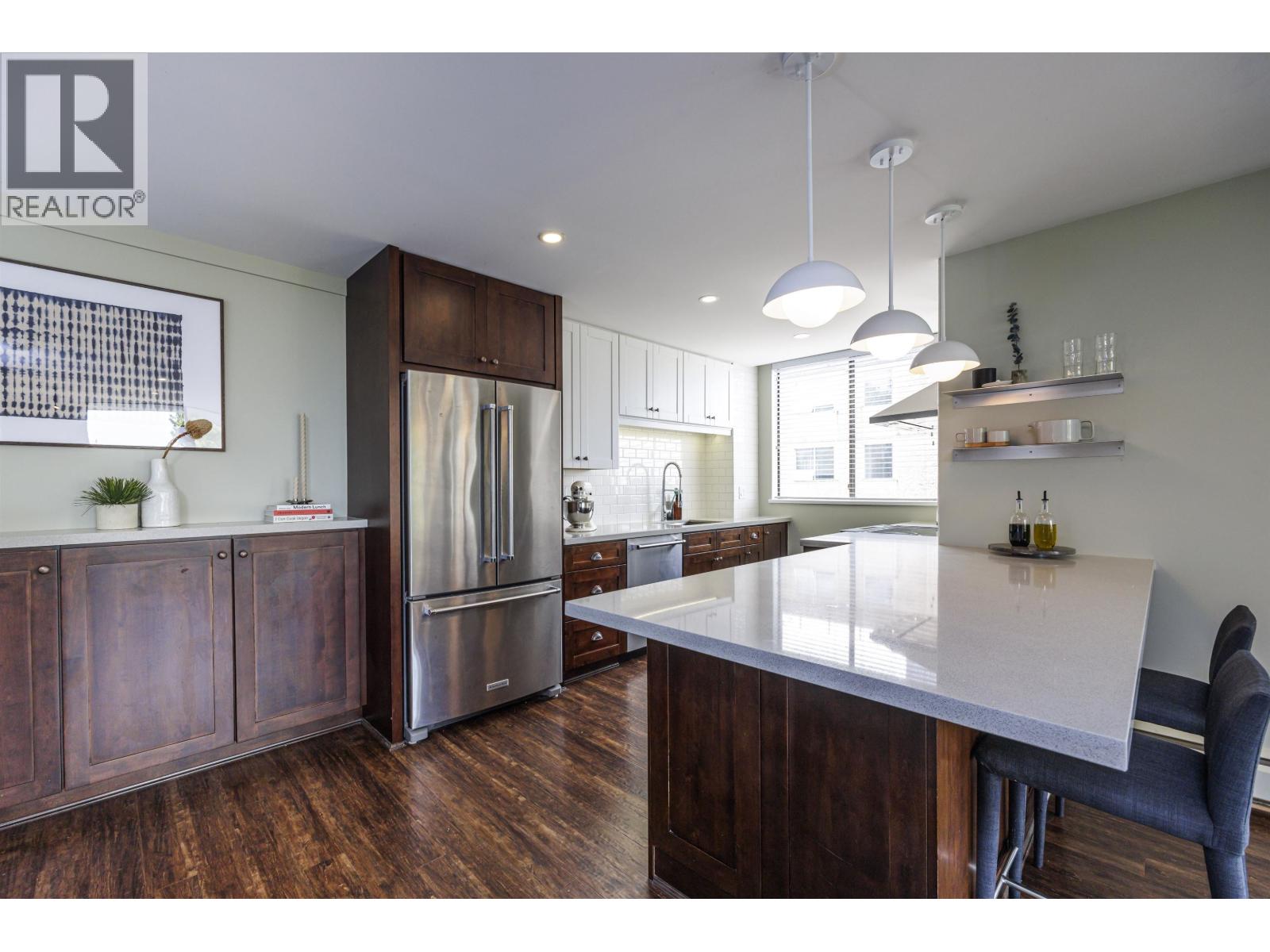 302 540 LONSDALE AVENUE, North Vancouver, British Columbia