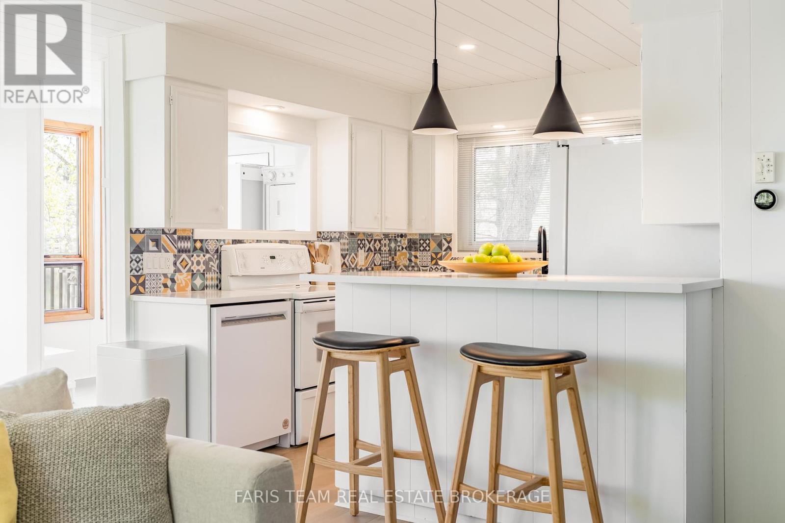 1010 Sanderson Road, Gravenhurst, Ontario  P0E 1N0 - Photo 4 - X12389524