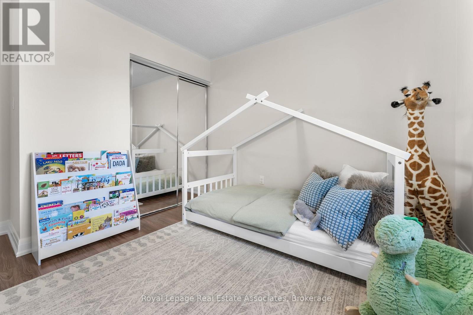 18 Emslie Street, Halton Hills, Ontario  L7G 5V8 - Photo 24 - W12389668