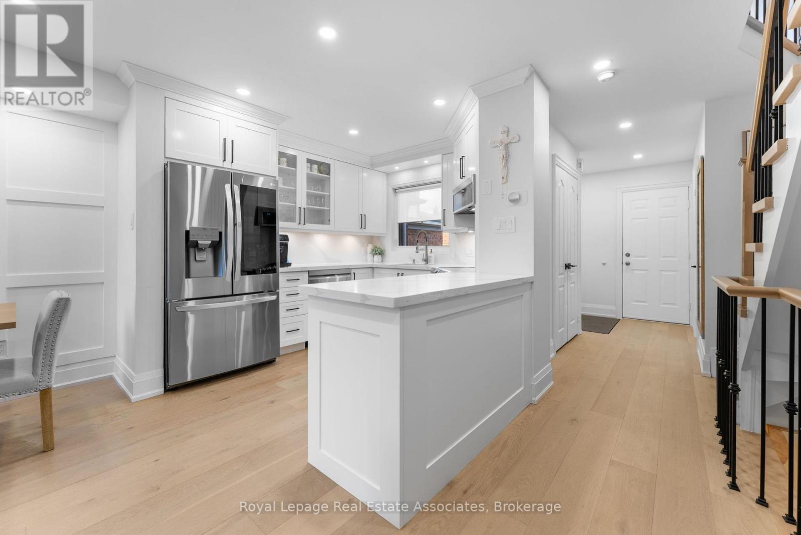 18 Emslie Street, Halton Hills, Ontario  L7G 5V8 - Photo 7 - W12389668