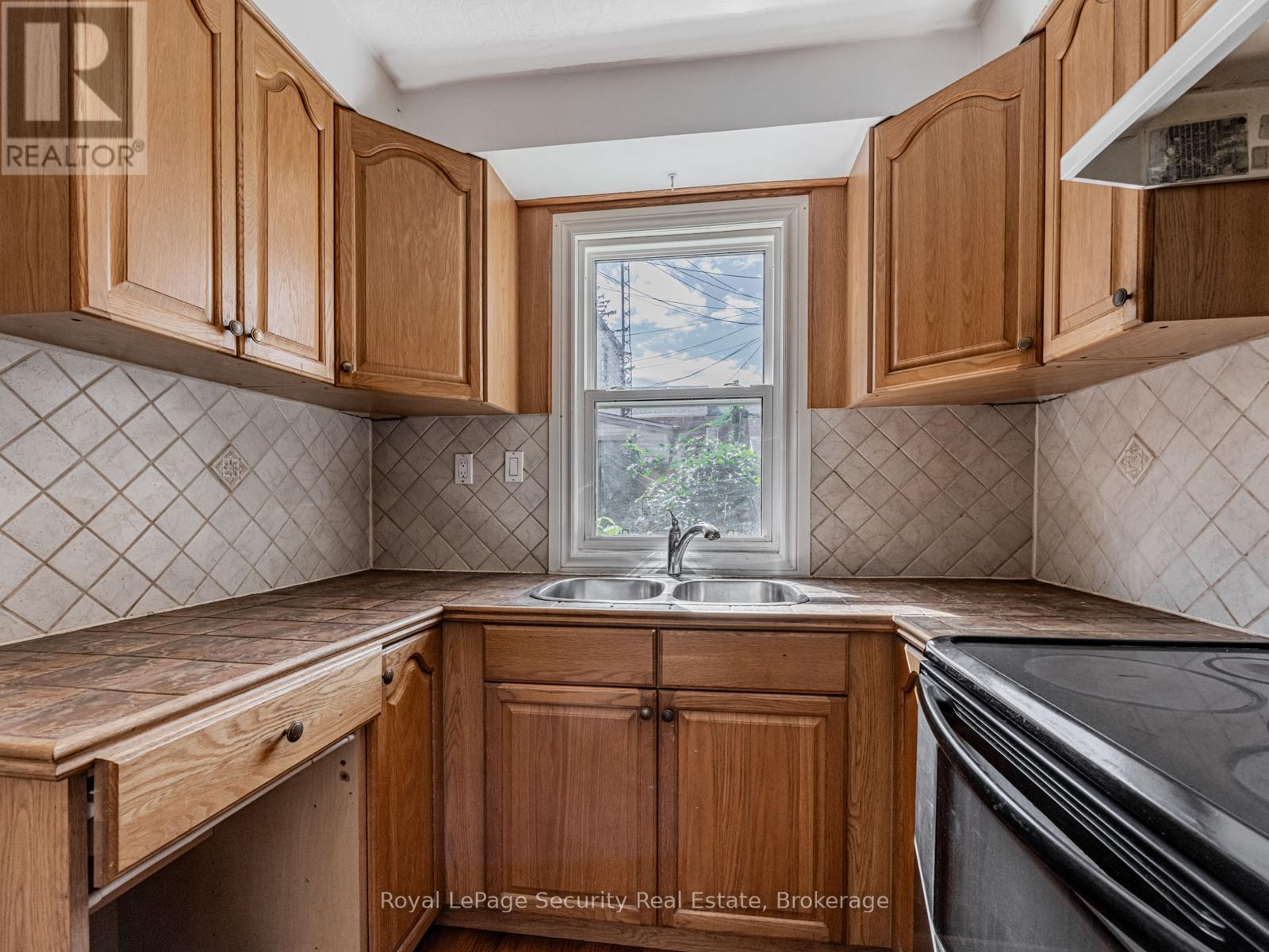 147 Hope Street, Toronto (Corso Italia-Davenport), Ontario  M6E 1K4 - Photo 4 - W12389673