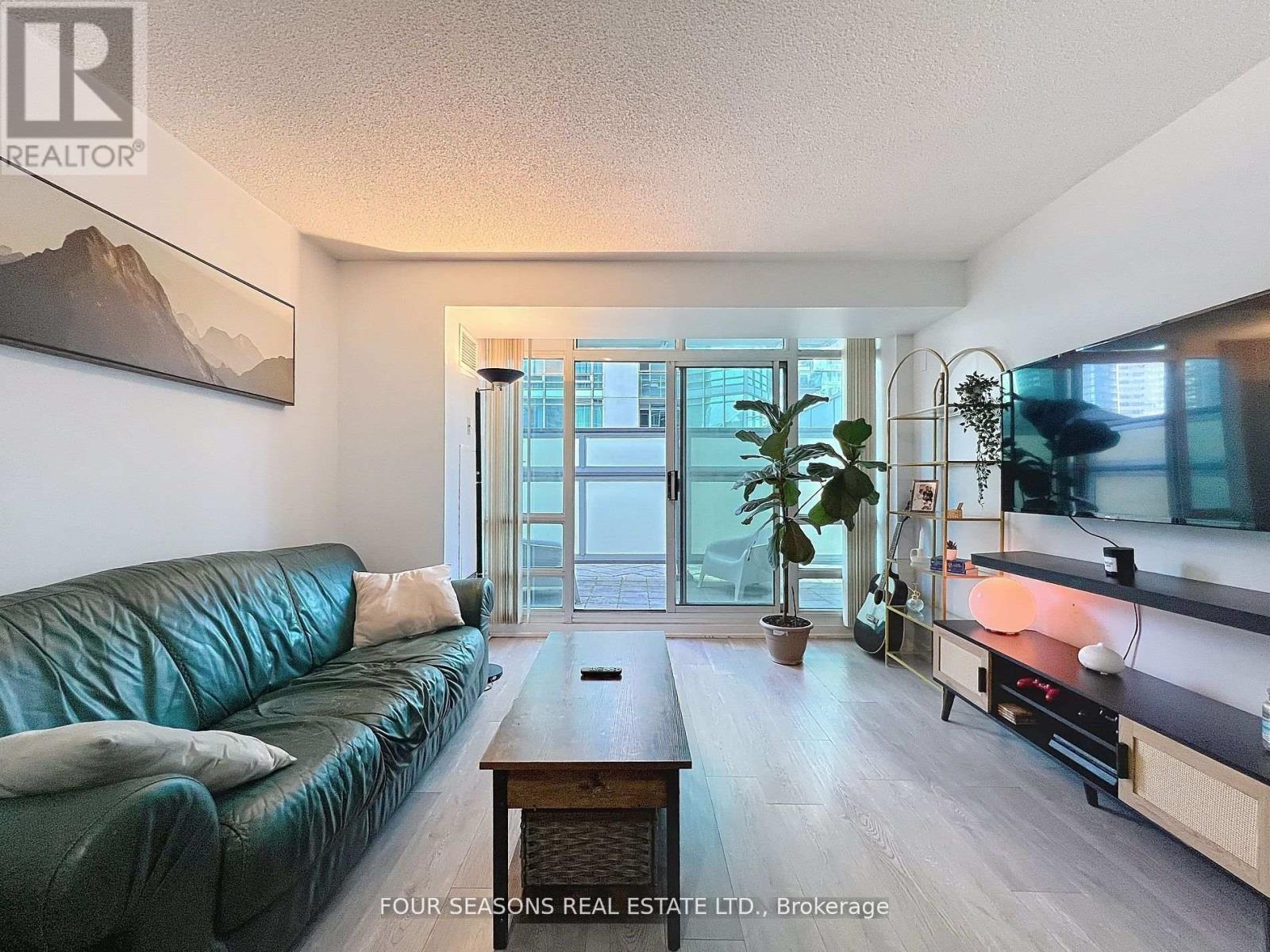 310 - 381 Front Street W, Toronto, Ontario  M5V 3R8 - Photo 1 - C12389728