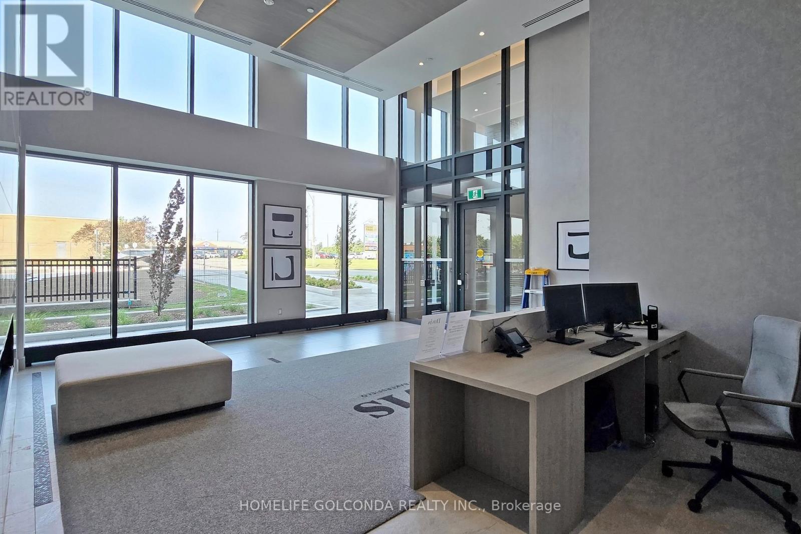 312 - 185 Deerfield Road, Newmarket (Central Newmarket), Ontario  L3Y 0G7 - Photo 3 - N12389806