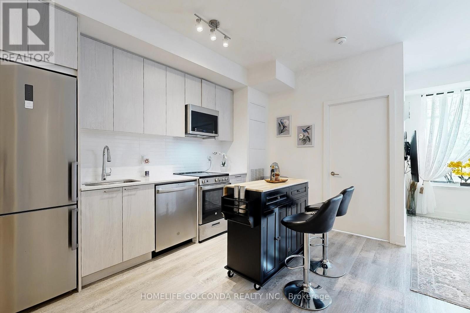 312 - 185 Deerfield Road, Newmarket (Central Newmarket), Ontario  L3Y 0G7 - Photo 7 - N12389806
