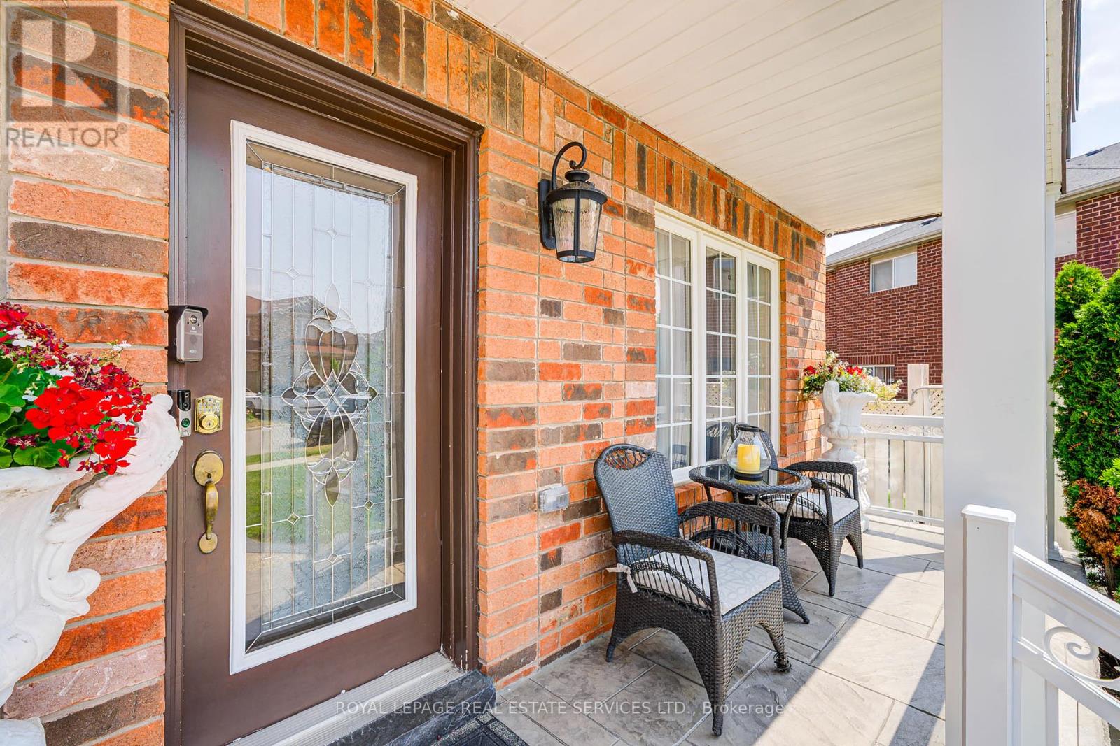 21 Duxford Street, Brampton (Credit Valley), Ontario  L6X 0S6 - Photo 2 - W12389766