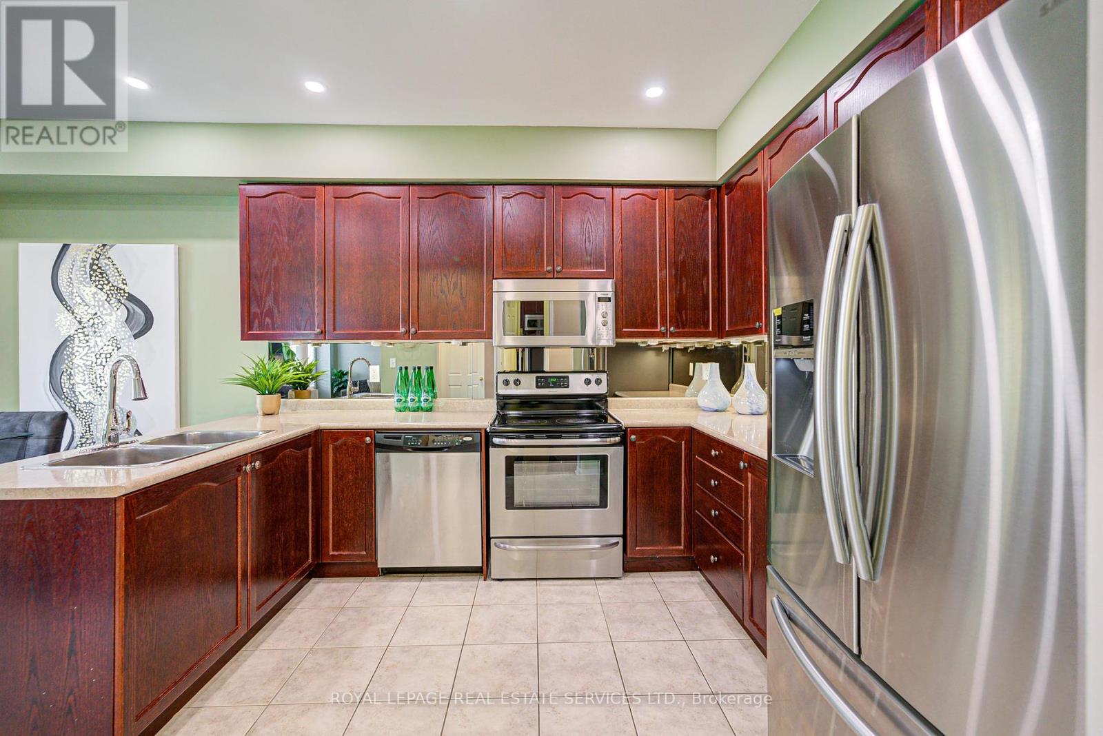 21 Duxford Street, Brampton (Credit Valley), Ontario  L6X 0S6 - Photo 6 - W12389766