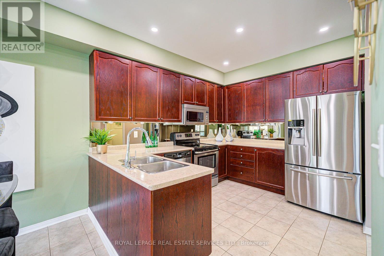 21 Duxford Street, Brampton (Credit Valley), Ontario  L6X 0S6 - Photo 7 - W12389766