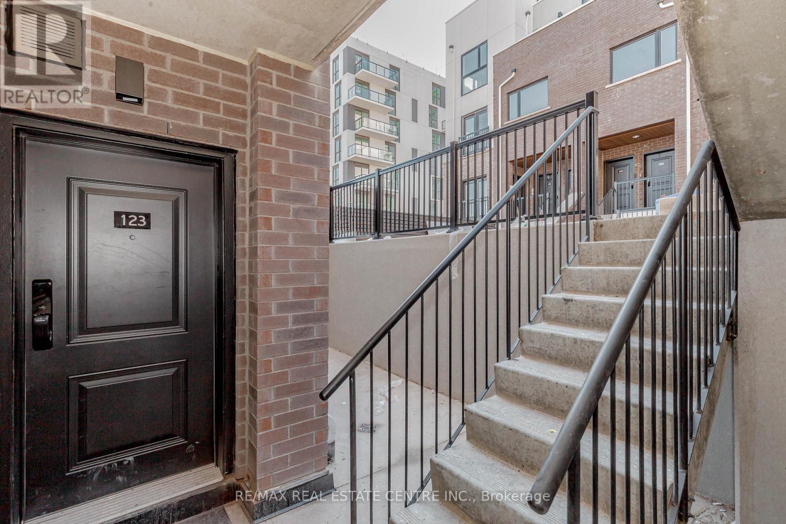123 - 349 Wheat Boom Drive E, Oakville, Ontario  L6H 7X4 - Photo 3 - W12389793