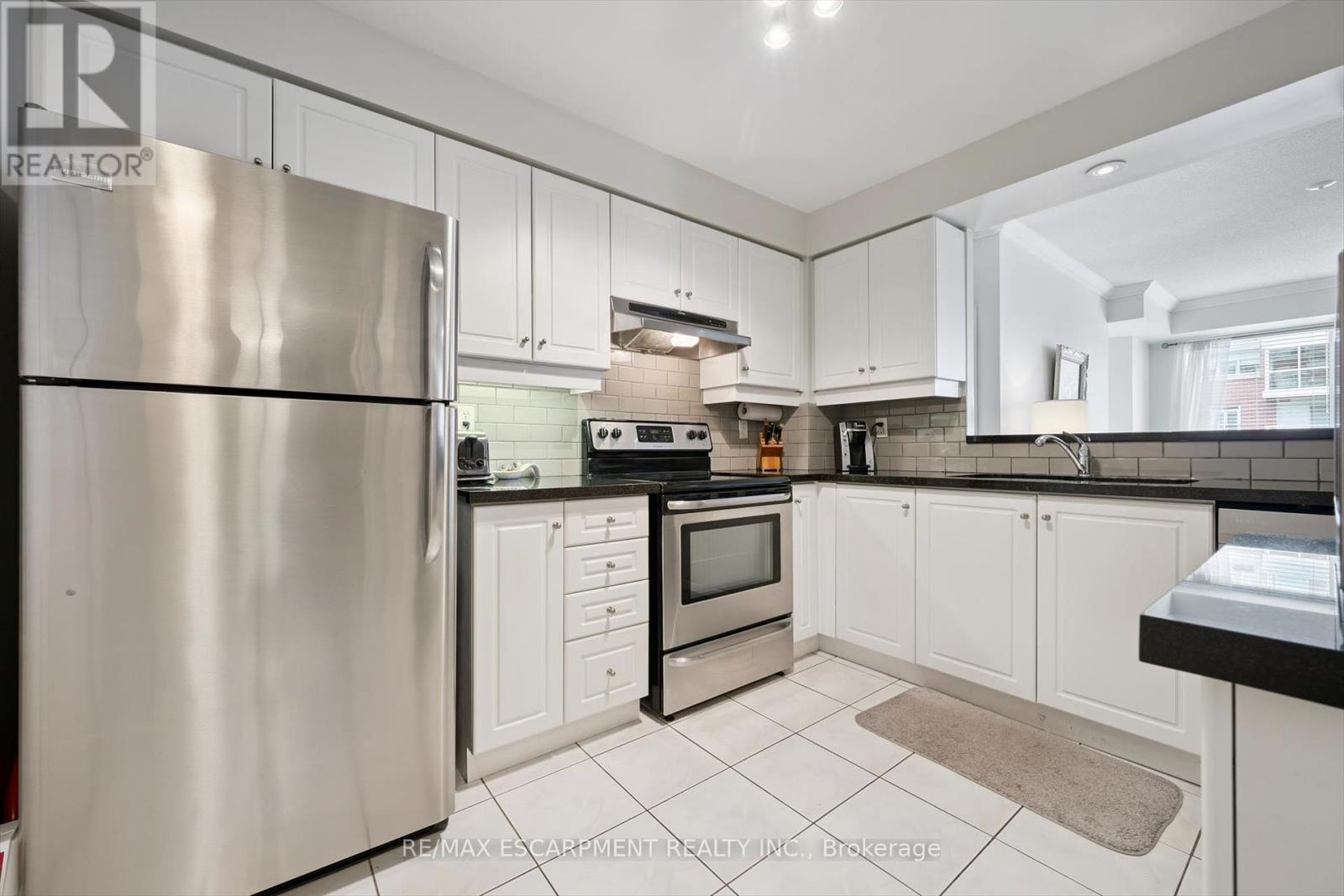 704 - 60 Old Mill Road, Oakville (Oo Old Oakville), Ontario  L6J 7V9 - Photo 7 - W12389794