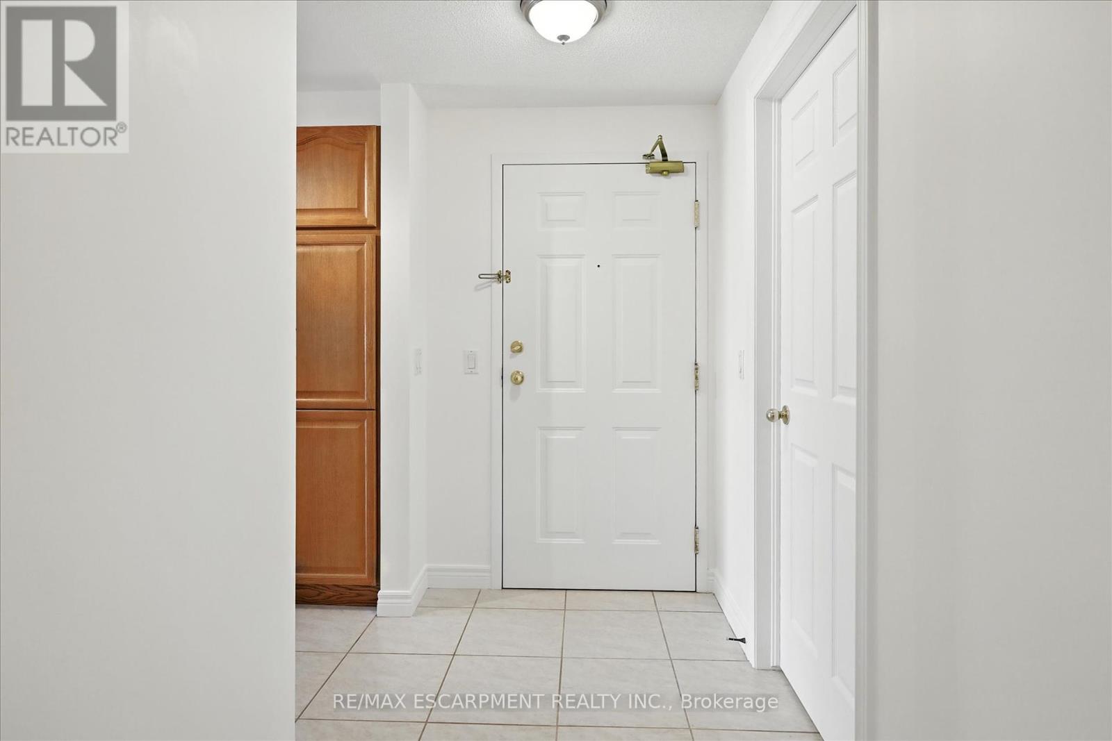 204 - 990 Golf Links Road, Hamilton, Ontario  L9K 1J8 - Photo 10 - X12389784