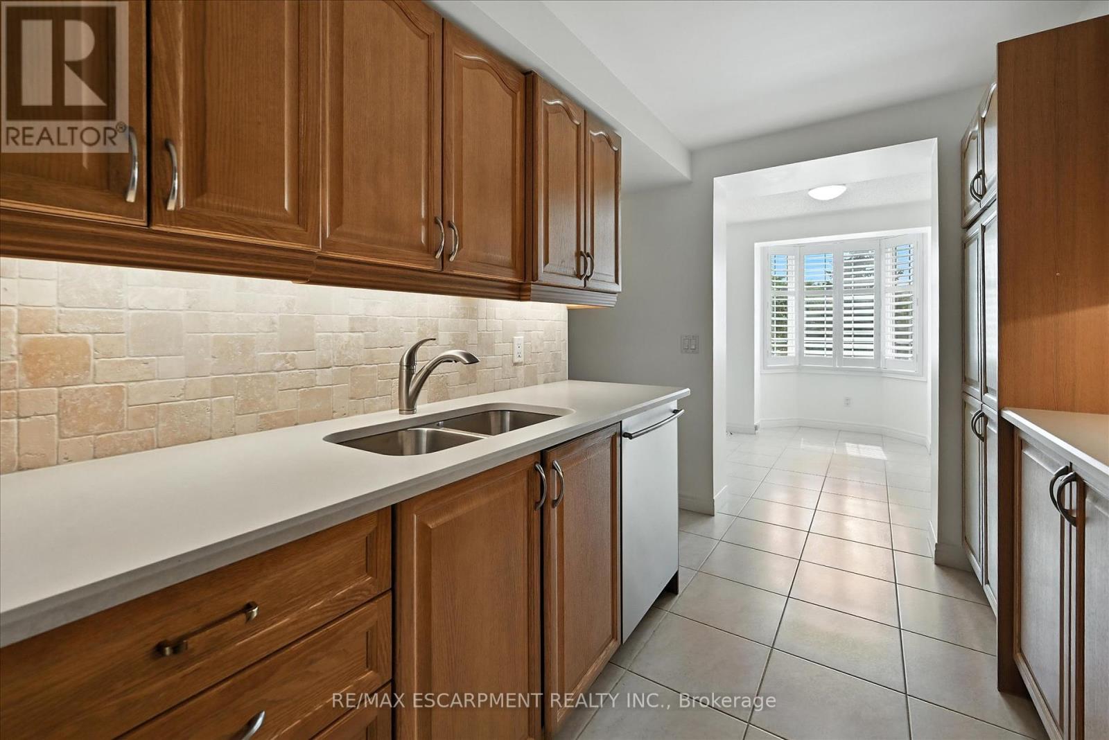 204 - 990 Golf Links Road, Hamilton, Ontario  L9K 1J8 - Photo 13 - X12389784