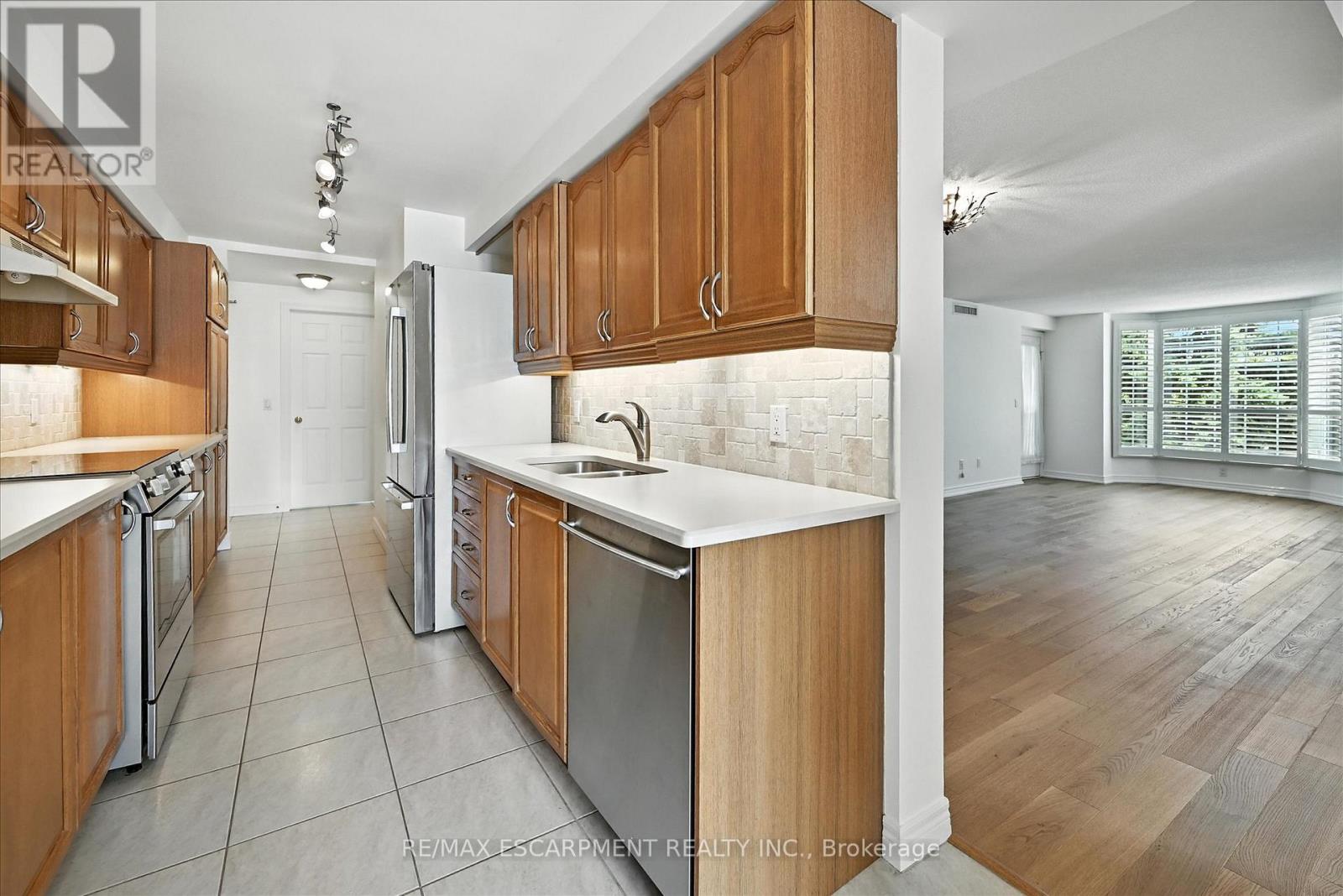 204 - 990 Golf Links Road, Hamilton, Ontario  L9K 1J8 - Photo 16 - X12389784