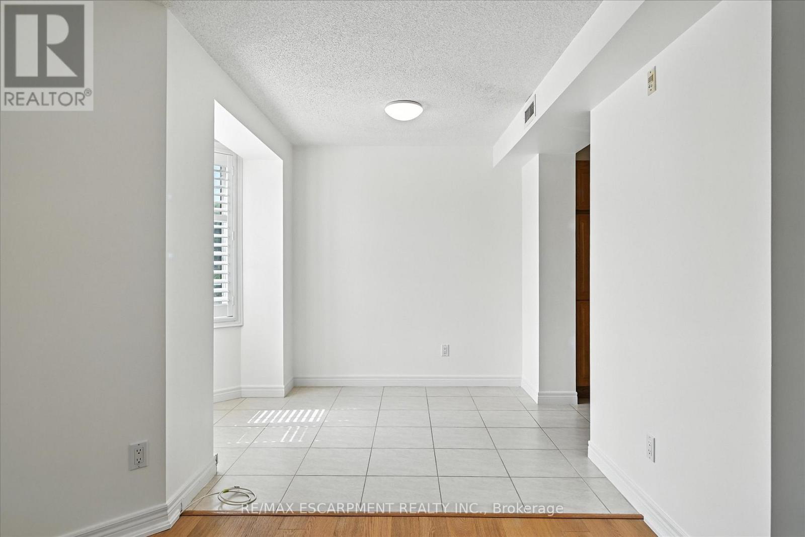 204 - 990 Golf Links Road, Hamilton, Ontario  L9K 1J8 - Photo 19 - X12389784