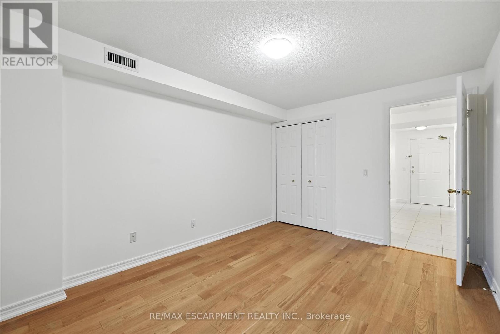 204 - 990 Golf Links Road, Hamilton, Ontario  L9K 1J8 - Photo 38 - X12389784