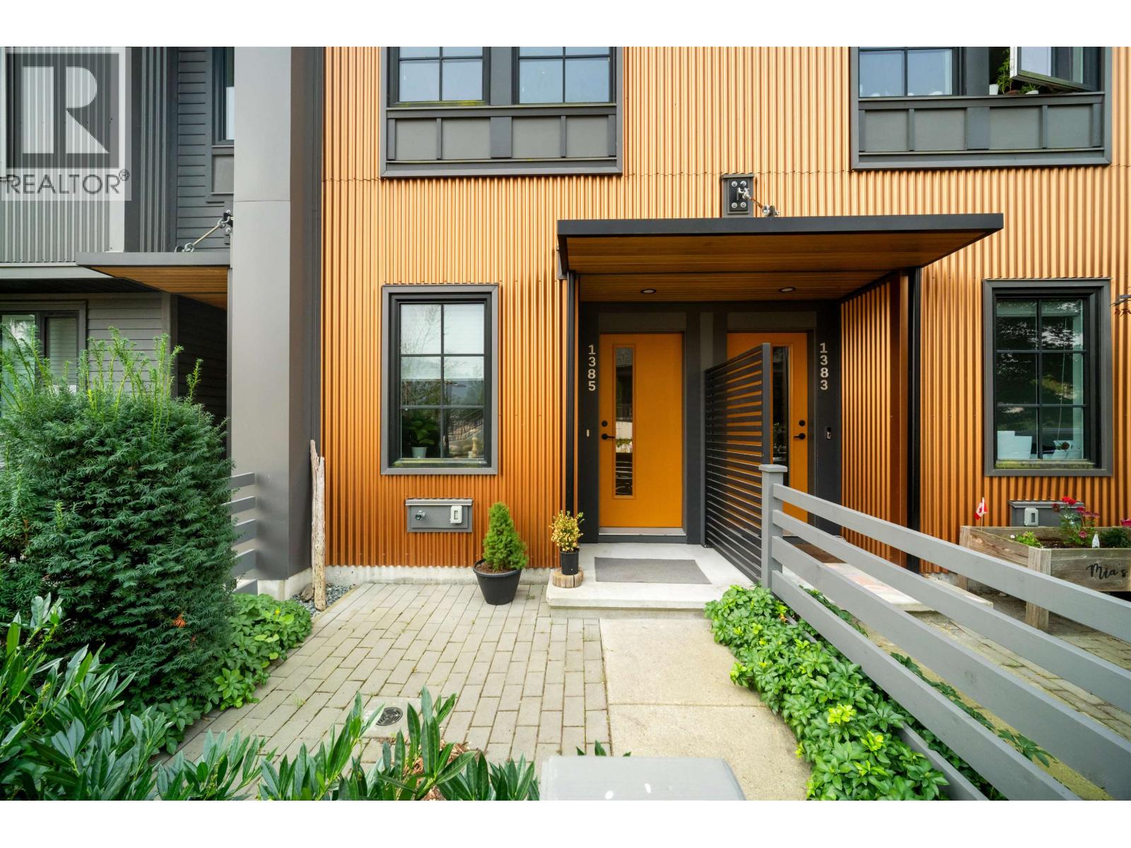 1385 Marinaside Place, Squamish, British Columbia  V8B 1A8 - Photo 2 - R3045014
