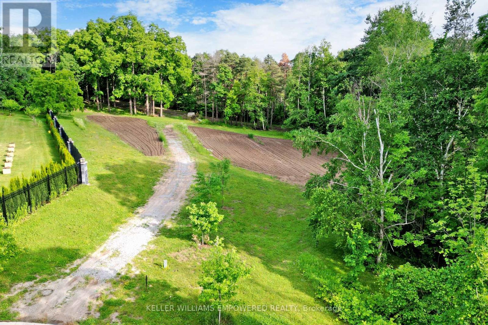 2 Honey Locust Court, Vaughan, Ontario  L6A 1G2 - Photo 4 - N12389876