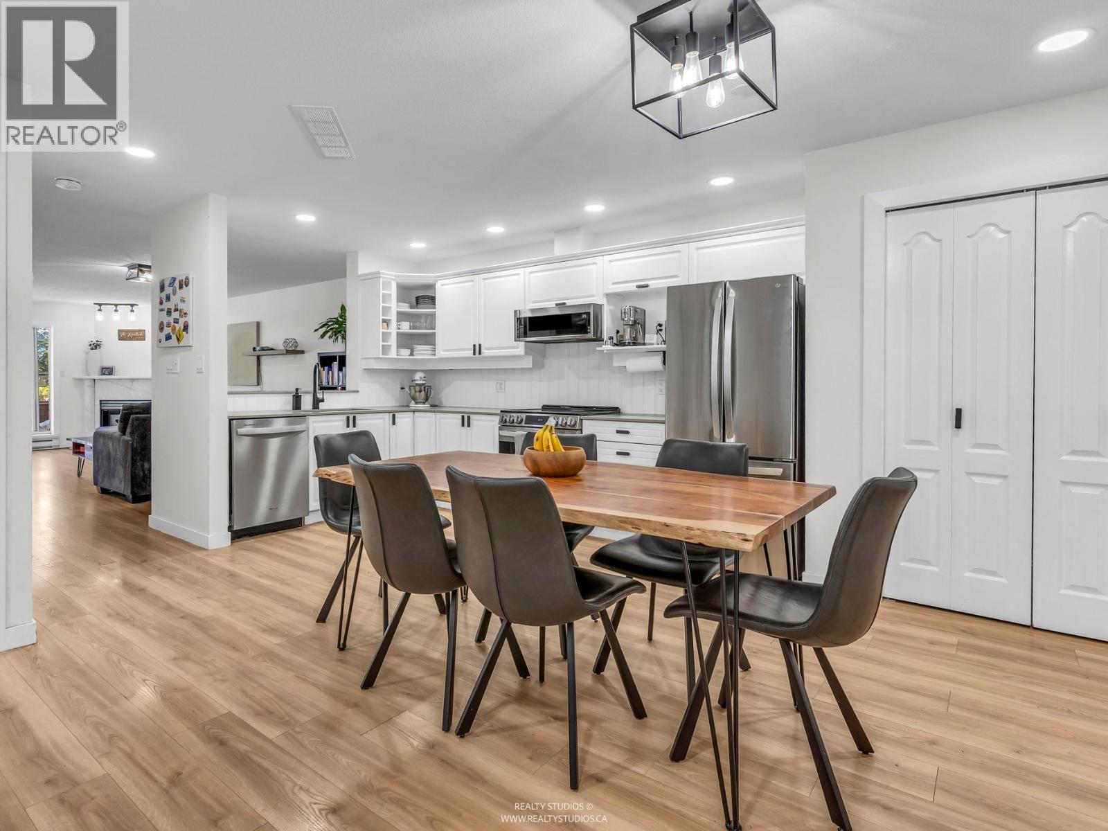 305 1500 Ostler Court, North Vancouver, British Columbia  V7G 2S2 - Photo 7 - R3044260