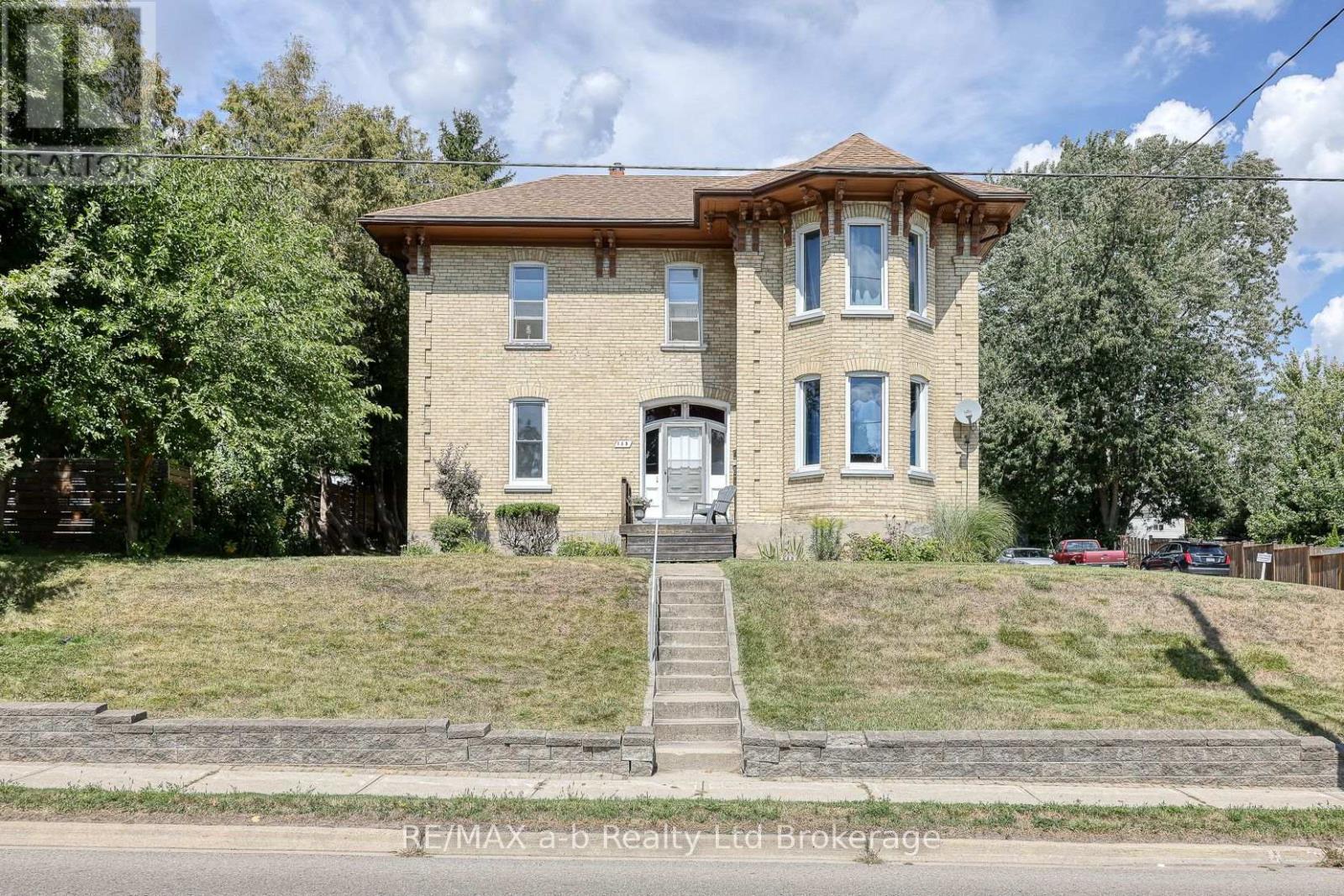 135 Canterbury Street, Ingersoll, Ontario  N5C 1E1 - Photo 1 - X12389981
