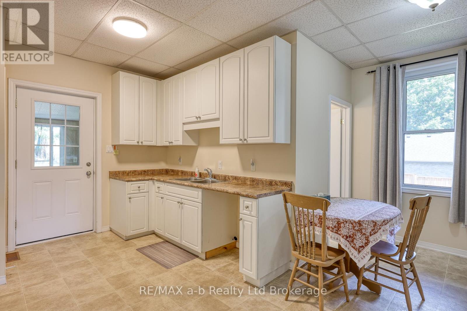 135 Canterbury Street, Ingersoll, Ontario  N5C 1E1 - Photo 15 - X12389981