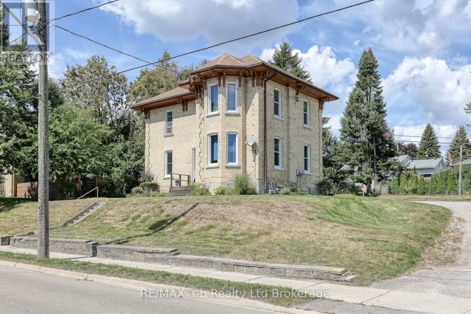 135 Canterbury Street, Ingersoll, Ontario  N5C 1E1 - Photo 2 - X12389981