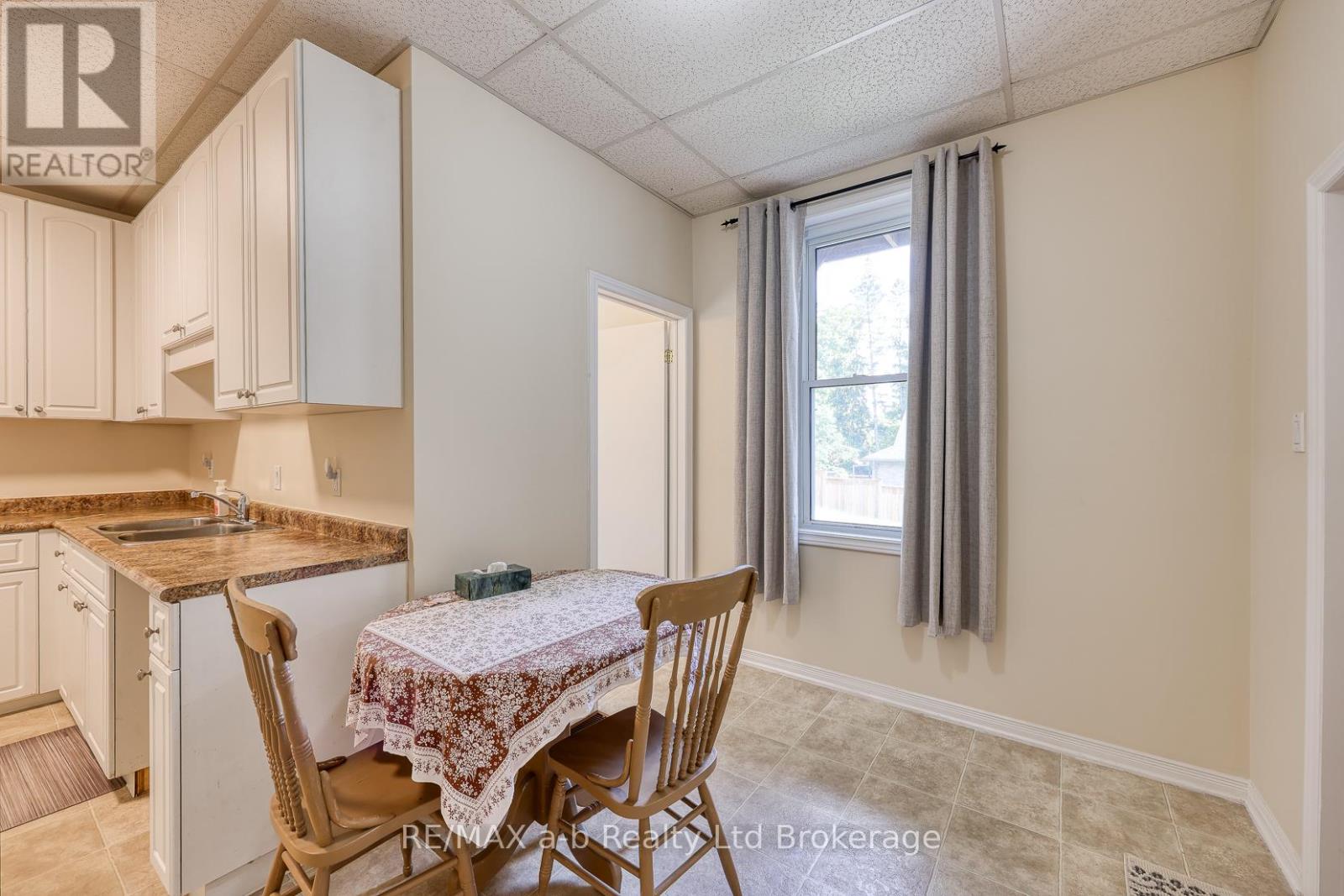 135 Canterbury Street, Ingersoll, Ontario  N5C 1E1 - Photo 22 - X12389981