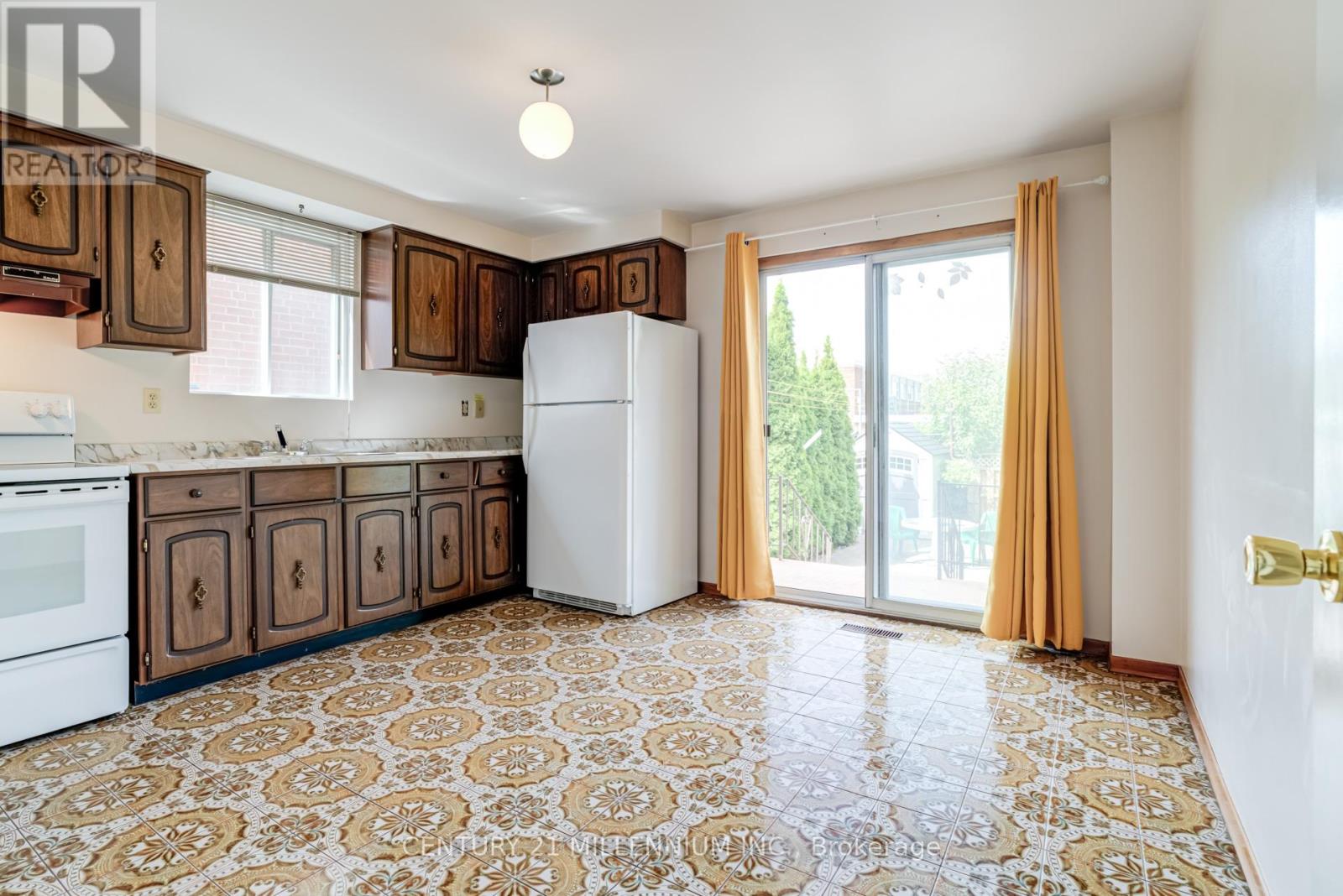 568 Dufferin Street, Toronto, Ontario  M6K 2A9 - Photo 11 - C12389949