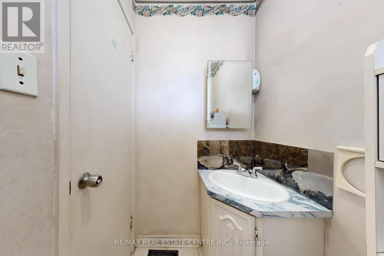 34 - 7406 Darcel Avenue, Mississauga (Malton), Ontario  L4T 2X5 - Photo 25 - W12389950