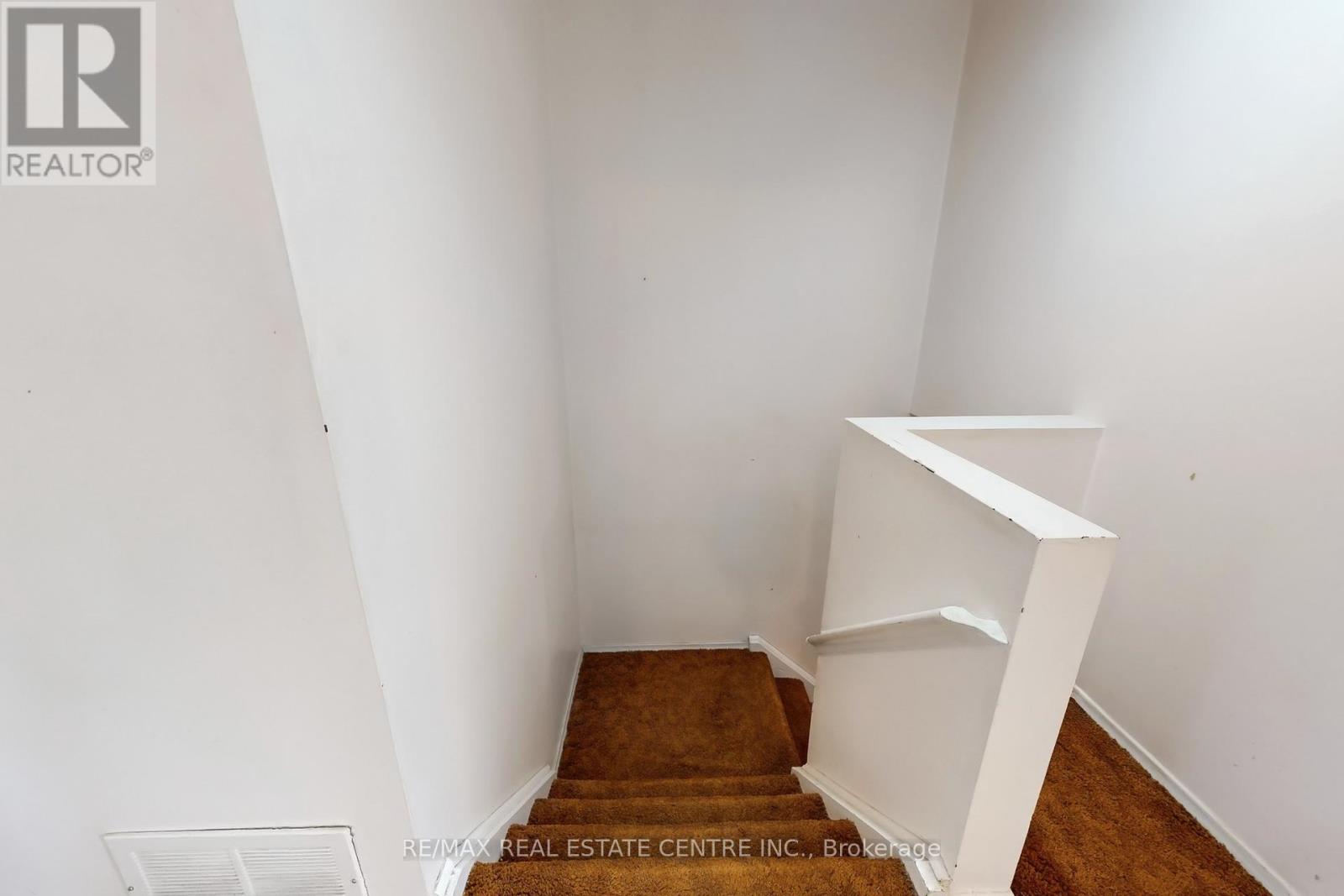34 - 7406 Darcel Avenue, Mississauga (Malton), Ontario  L4T 2X5 - Photo 33 - W12389950
