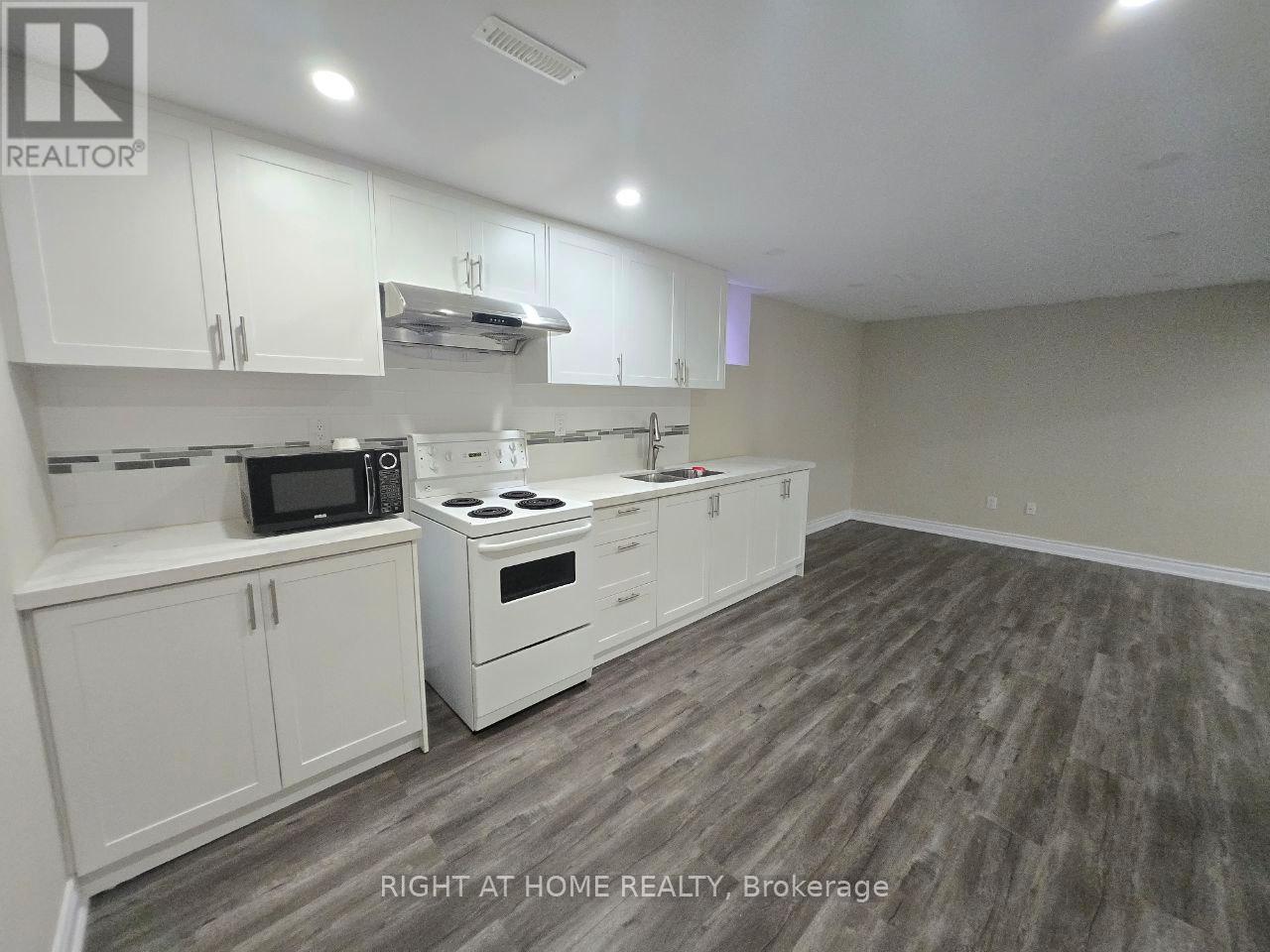 54 Stiver Drive, Newmarket, Ontario  L3Y 7V6 - Photo 5 - N12347405