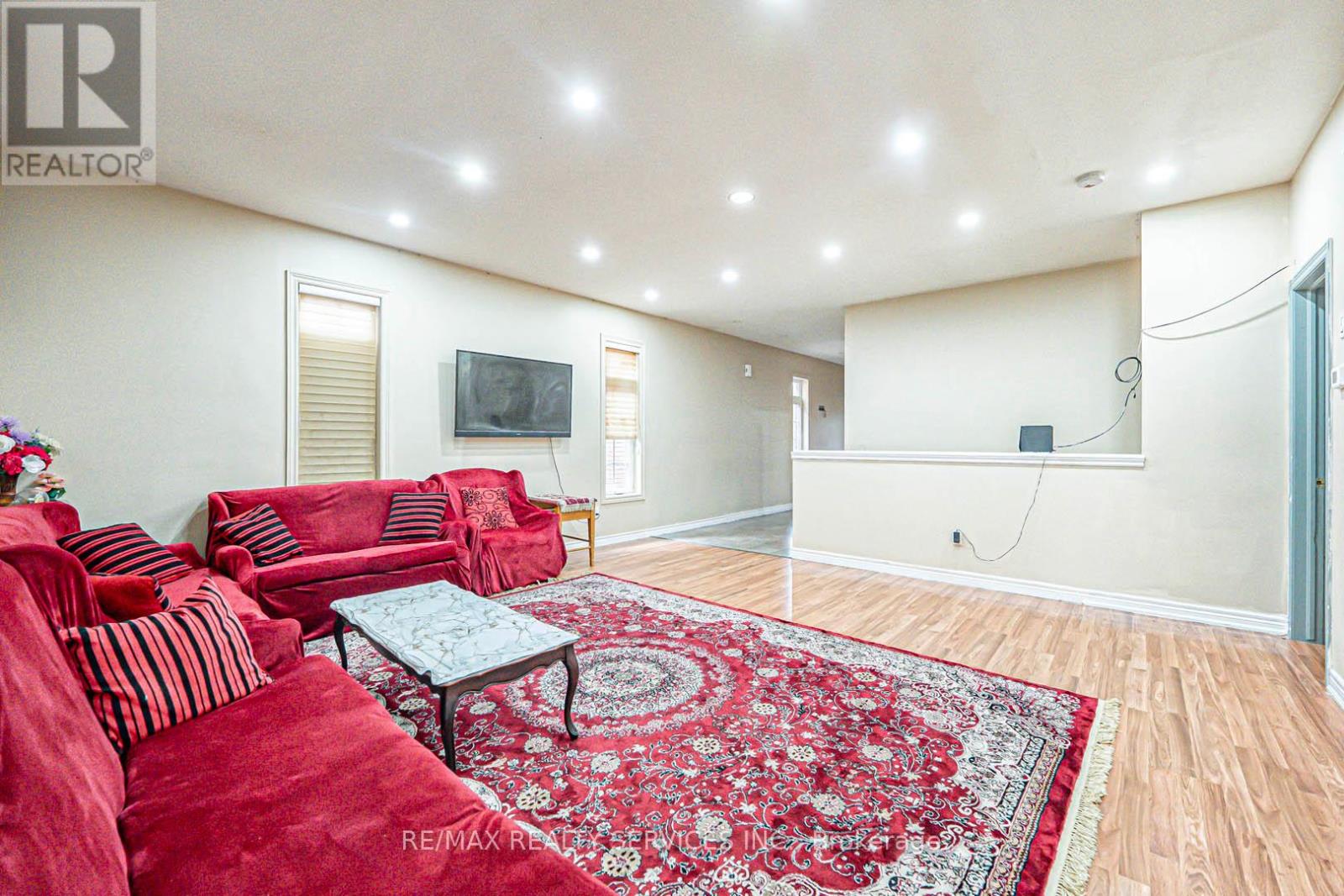 704 Stone Church Road E, Hamilton, Ontario  L8W 1A7 - Photo 5 - X12389940