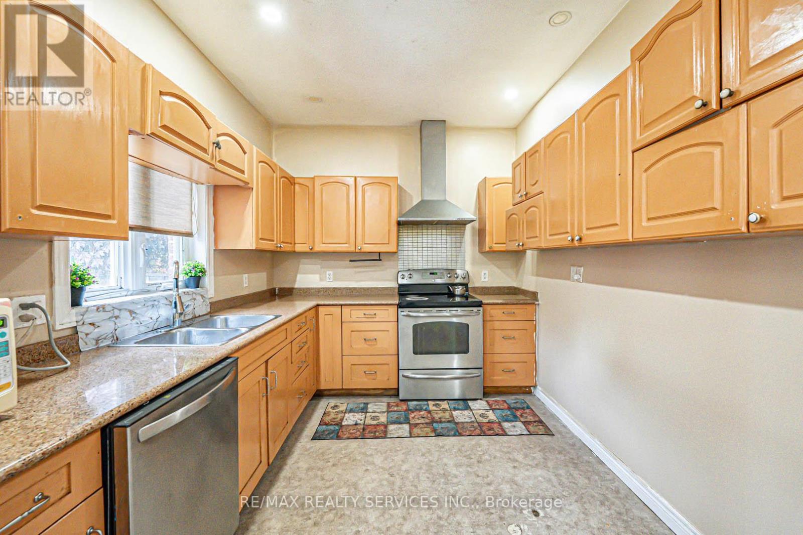 704 Stone Church Road E, Hamilton, Ontario  L8W 1A7 - Photo 8 - X12389940