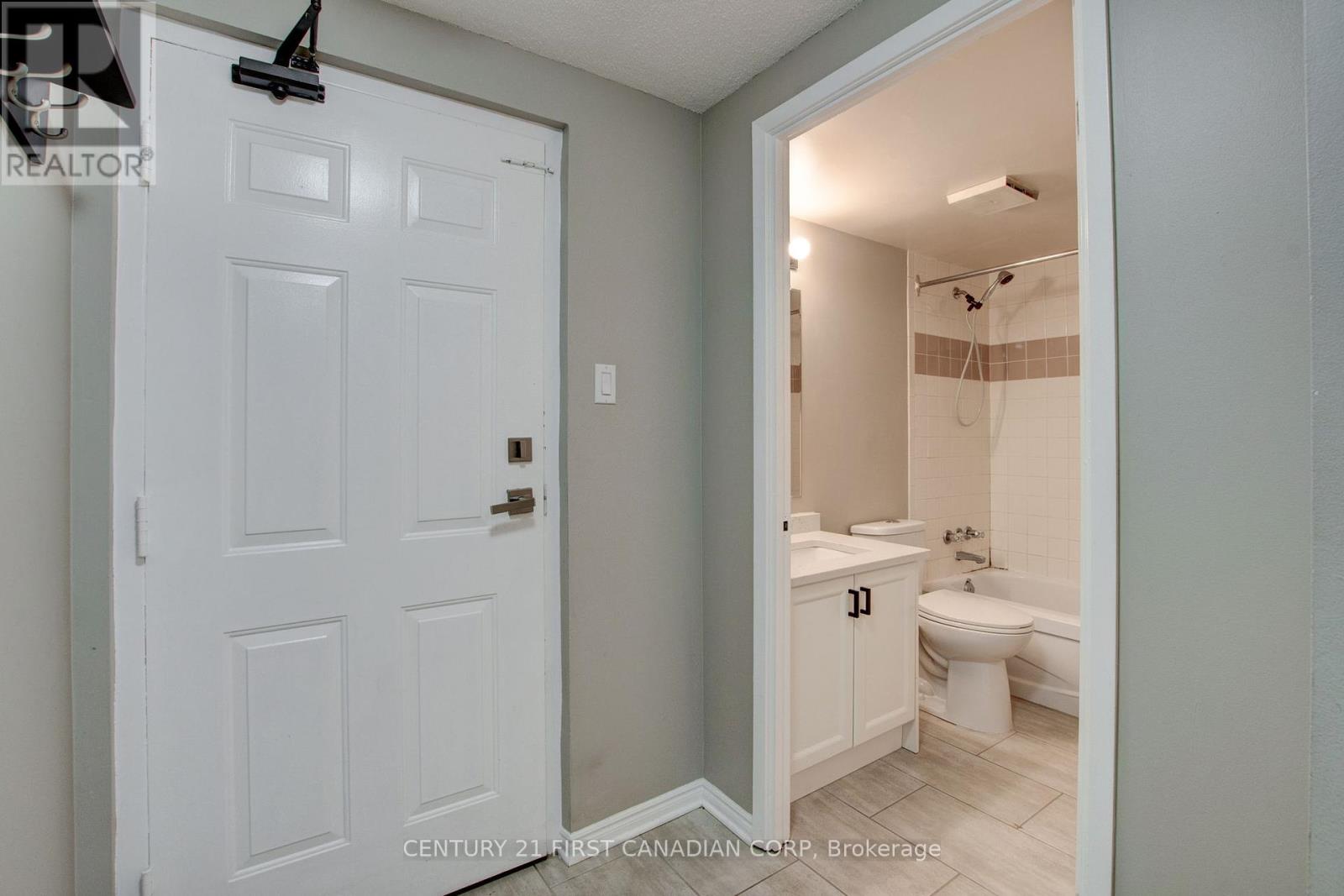 203 - 155 Kent Street, London East, Ontario  N6A 5N7 - Photo 5 - X12388739