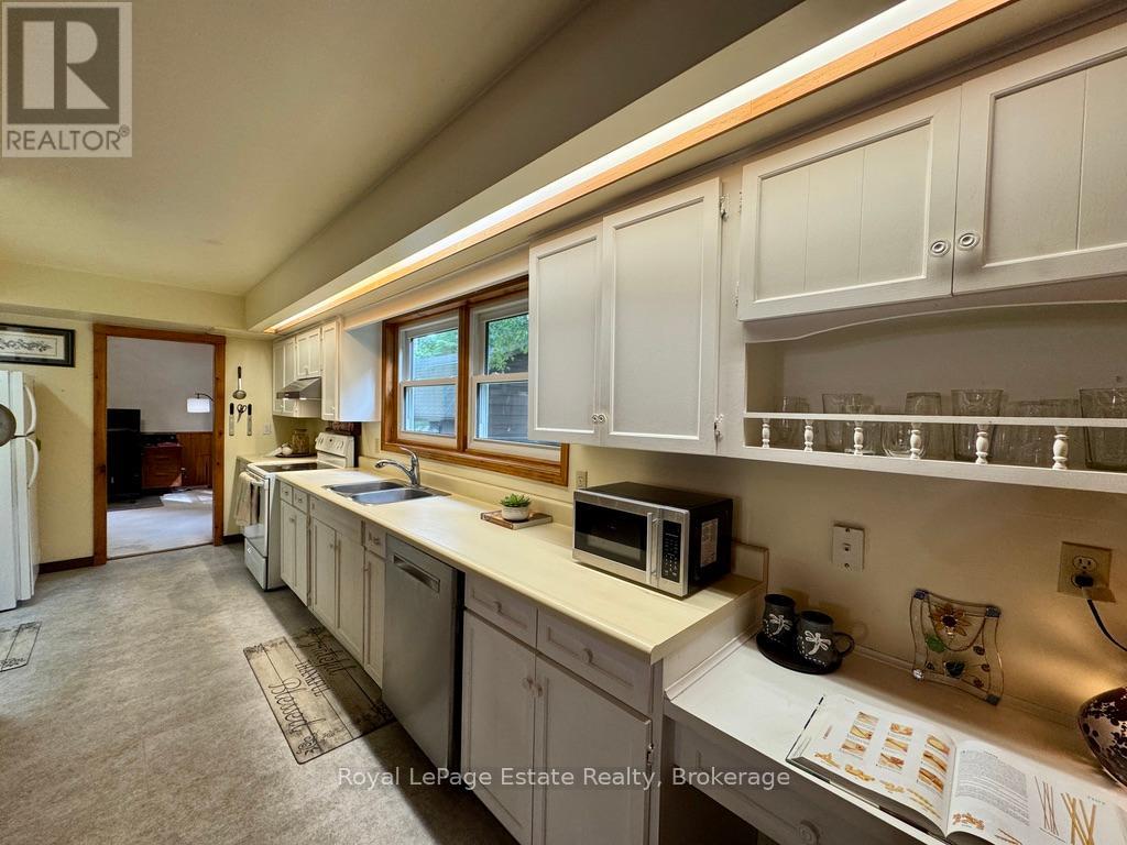 44 Whitefish Boulevard, South Bruce Peninsula, Ontario  N0H 2T0 - Photo 11 - X12390071
