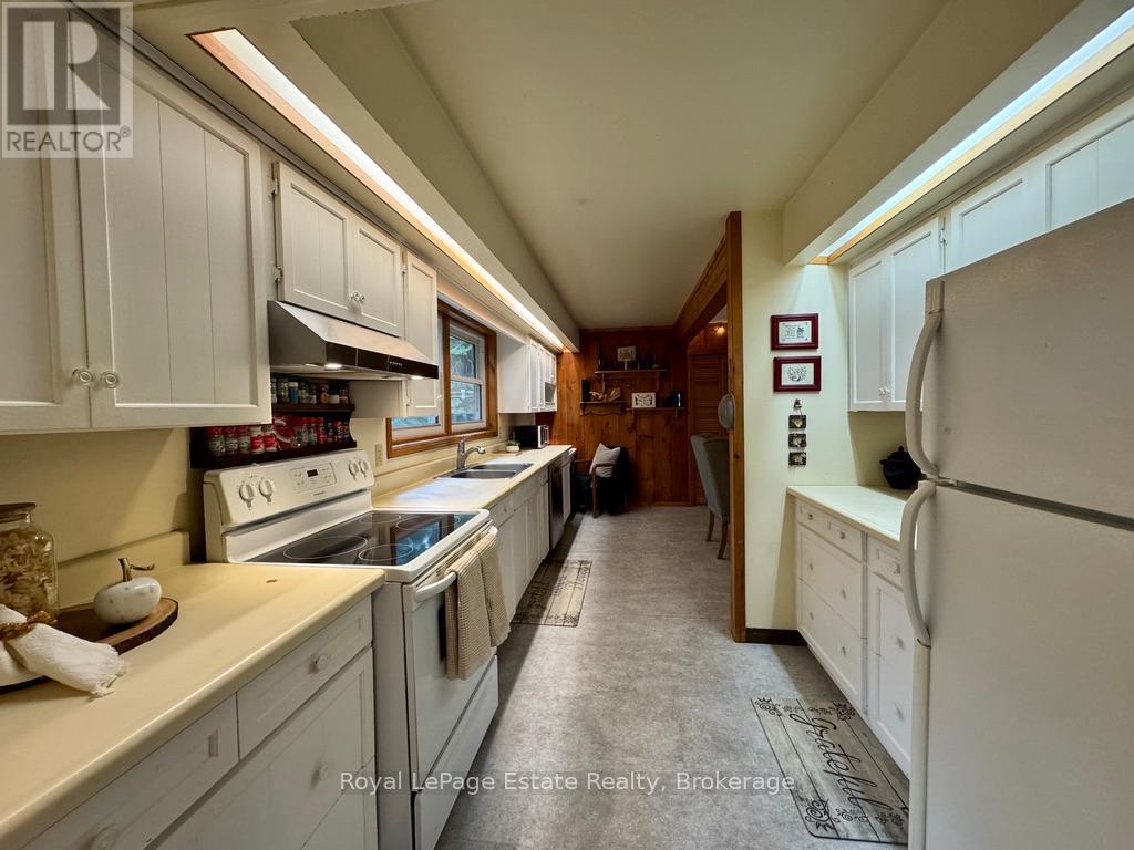 44 Whitefish Boulevard, South Bruce Peninsula, Ontario  N0H 2T0 - Photo 9 - X12390071