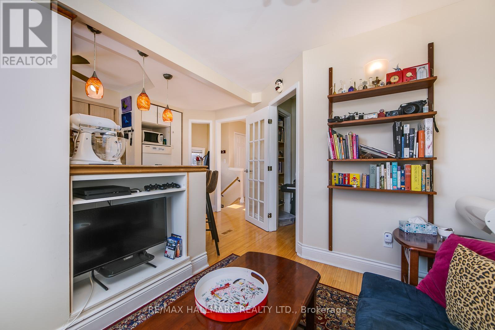 Upper - 96 Hertle Avenue, Toronto, Ontario  M4L 2T4 - Photo 9 - E12390046