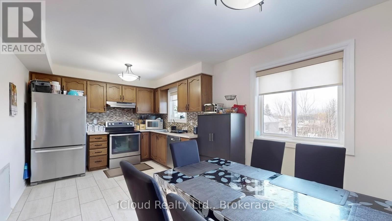 30 Village Green Lane, Bradford West Gwillimbury, Ontario  L3Z 3E7 - Photo 11 - N12390085