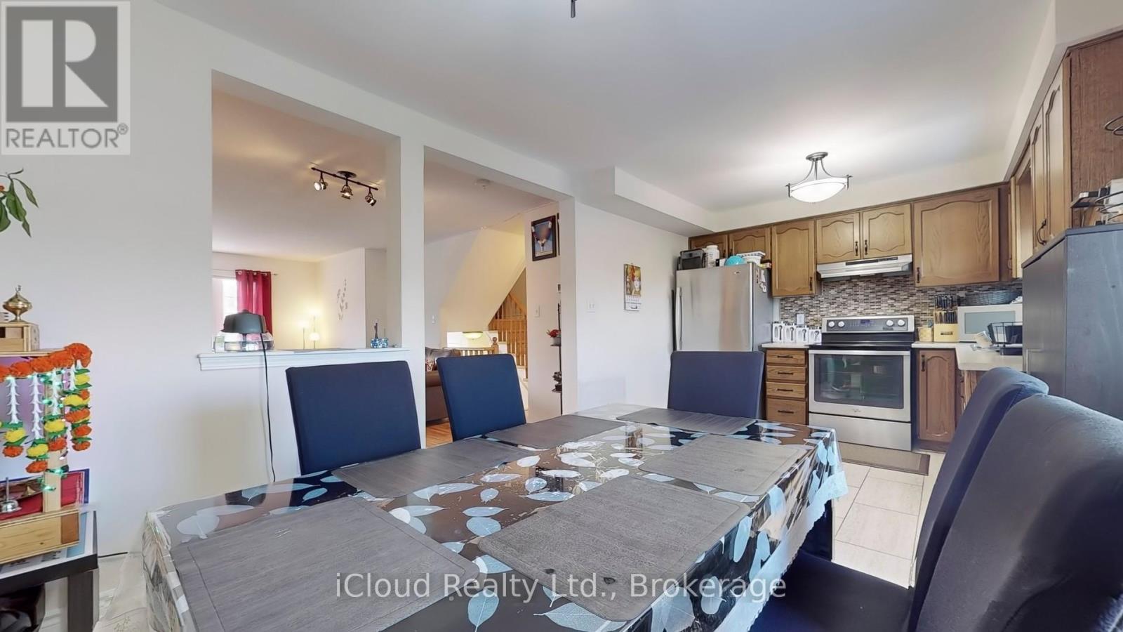 30 Village Green Lane, Bradford West Gwillimbury, Ontario  L3Z 3E7 - Photo 12 - N12390085