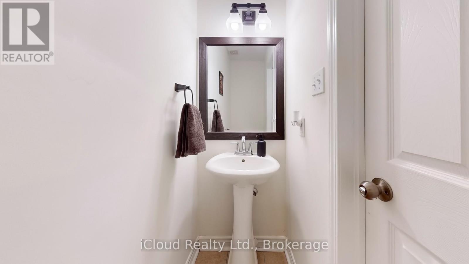 30 Village Green Lane, Bradford West Gwillimbury, Ontario  L3Z 3E7 - Photo 13 - N12390085