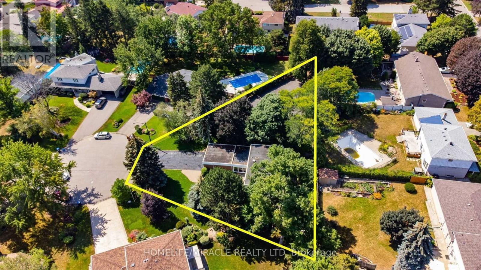 10 Heather Place, Brampton (Westgate), Ontario  L6S 1E8 - Photo 6 - W12390050