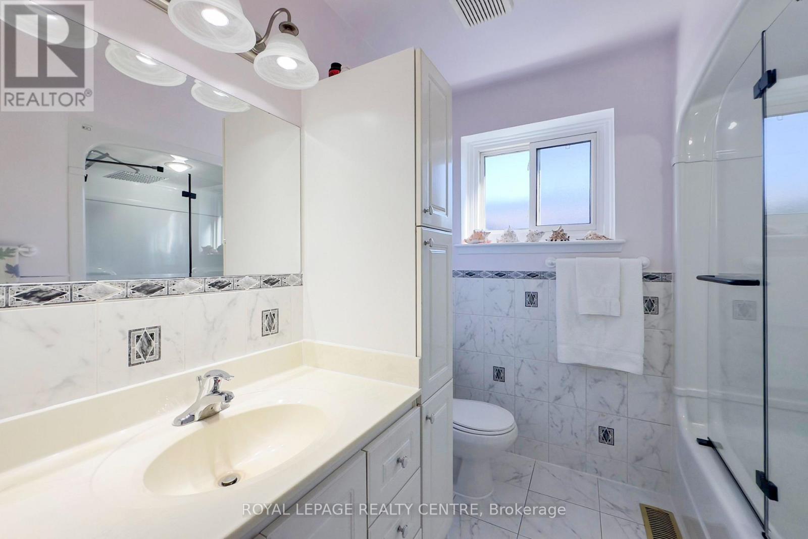 254 Louis Drive, Mississauga, Ontario  L5B 1Y9 - Photo 10 - W12390089