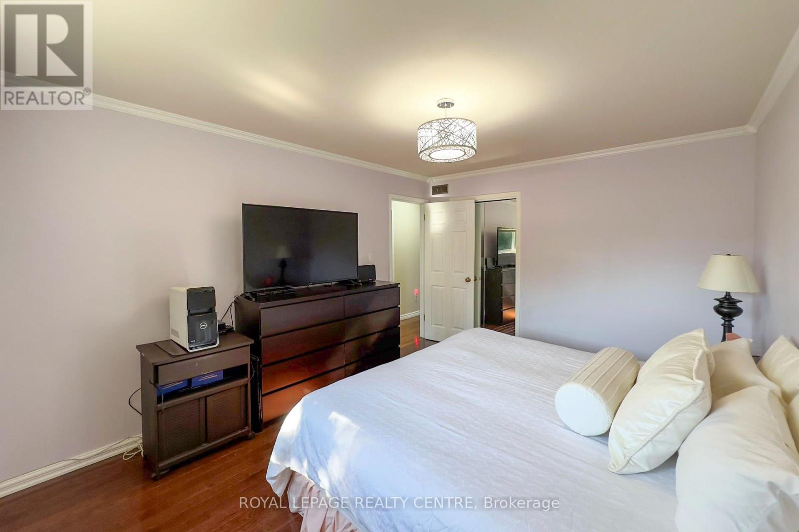 254 Louis Drive, Mississauga, Ontario  L5B 1Y9 - Photo 12 - W12390089