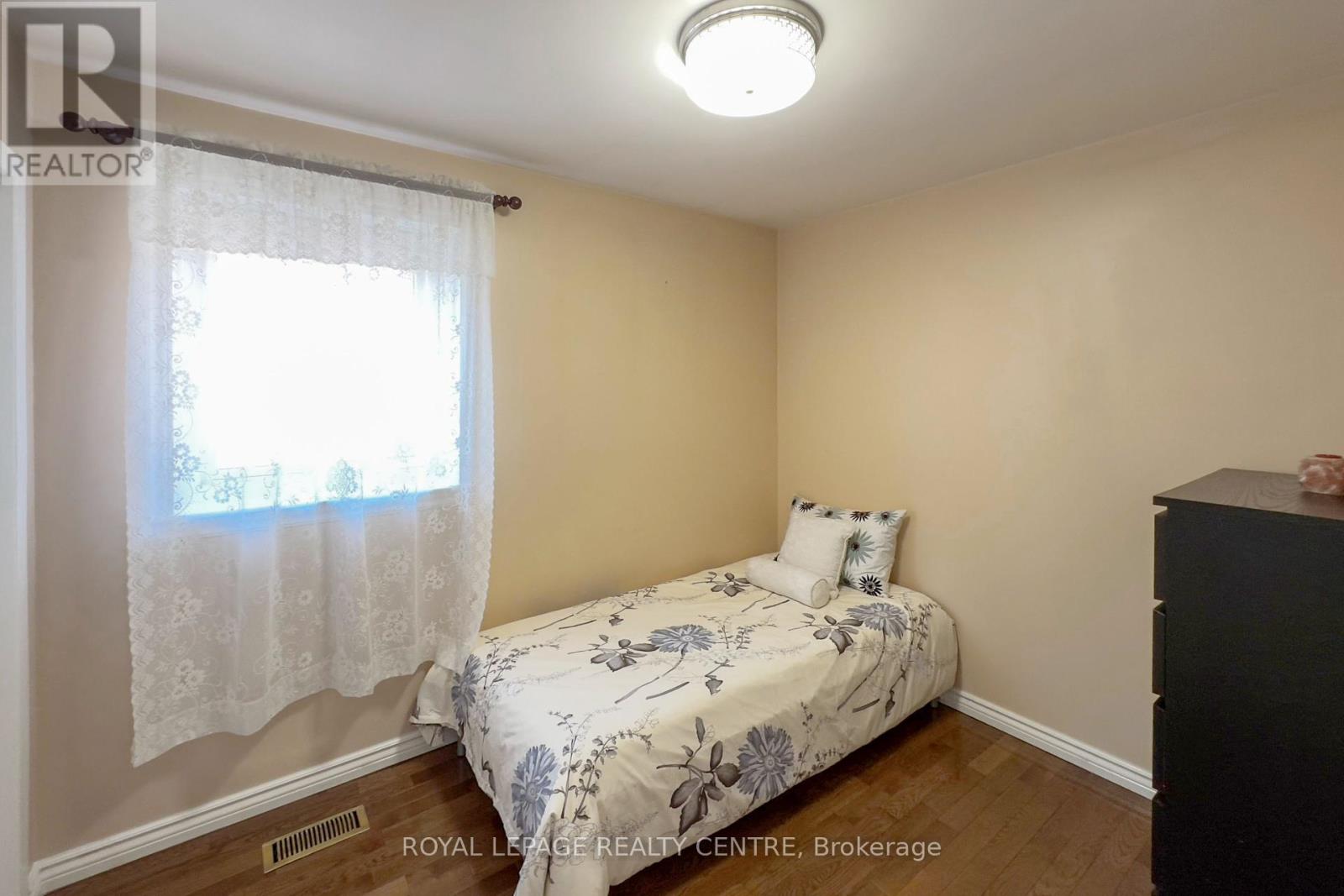 254 Louis Drive, Mississauga, Ontario  L5B 1Y9 - Photo 13 - W12390089