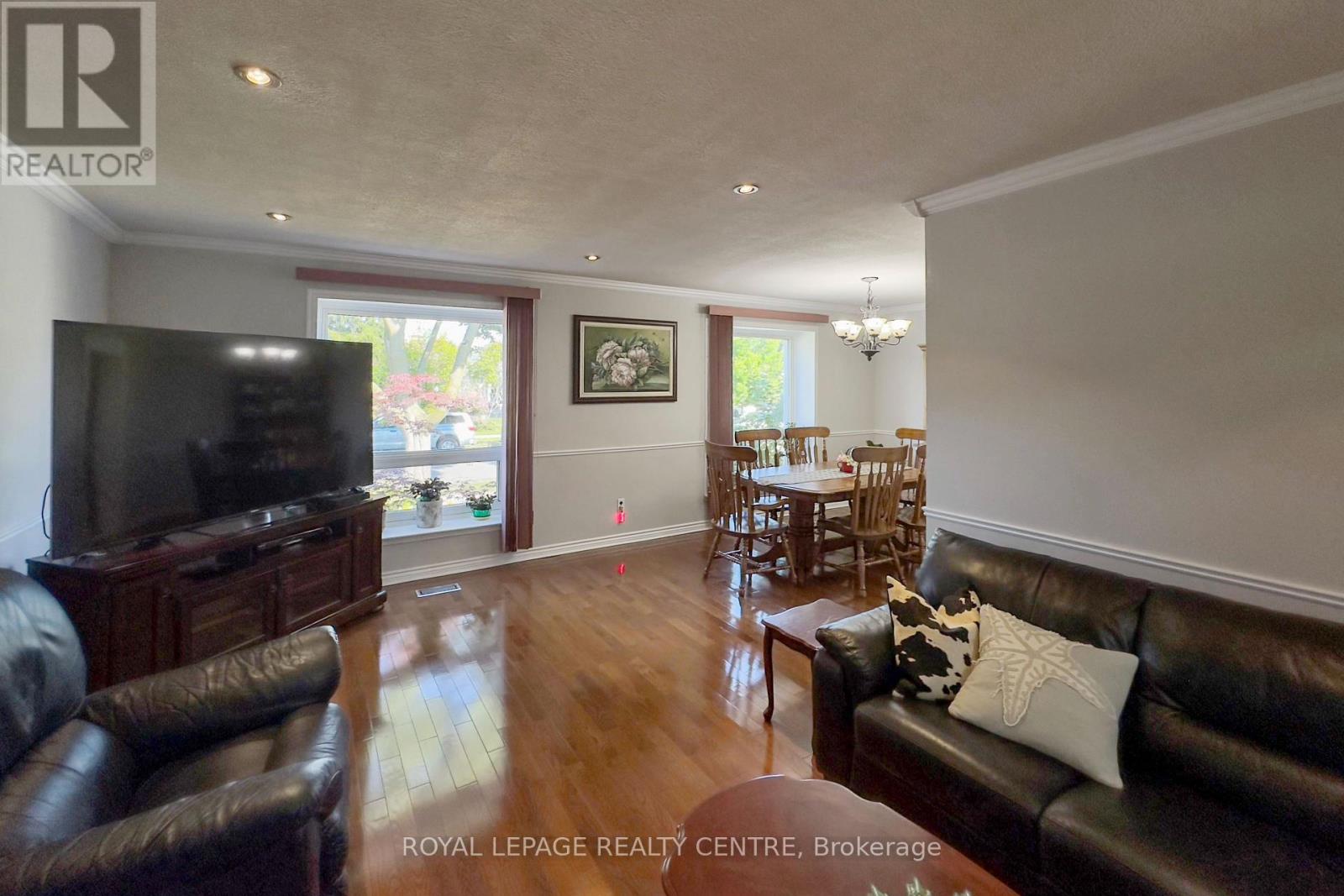 254 Louis Drive, Mississauga, Ontario  L5B 1Y9 - Photo 2 - W12390089