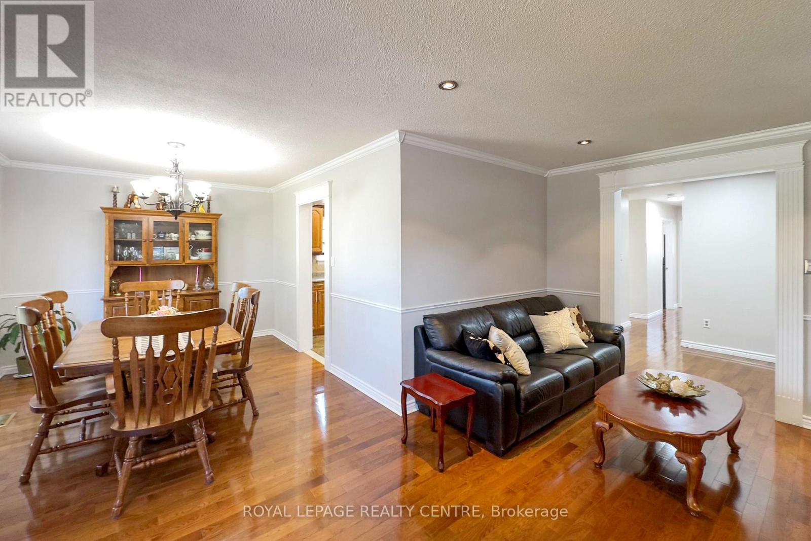 254 Louis Drive, Mississauga, Ontario  L5B 1Y9 - Photo 3 - W12390089