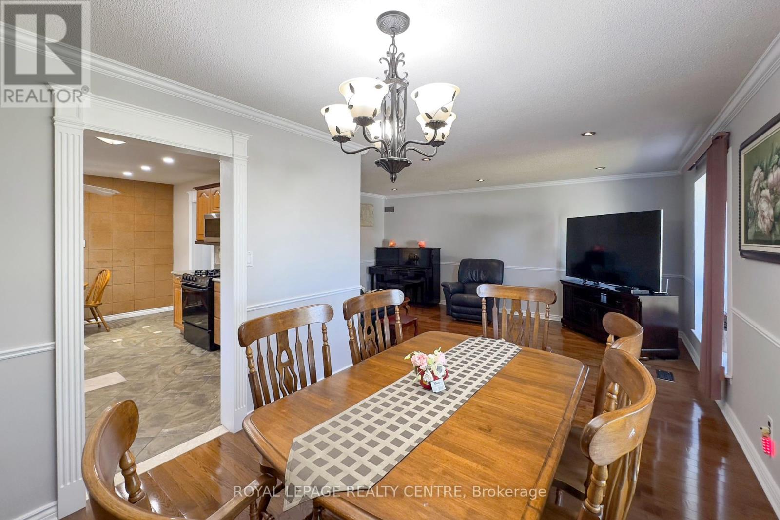 254 Louis Drive, Mississauga, Ontario  L5B 1Y9 - Photo 4 - W12390089