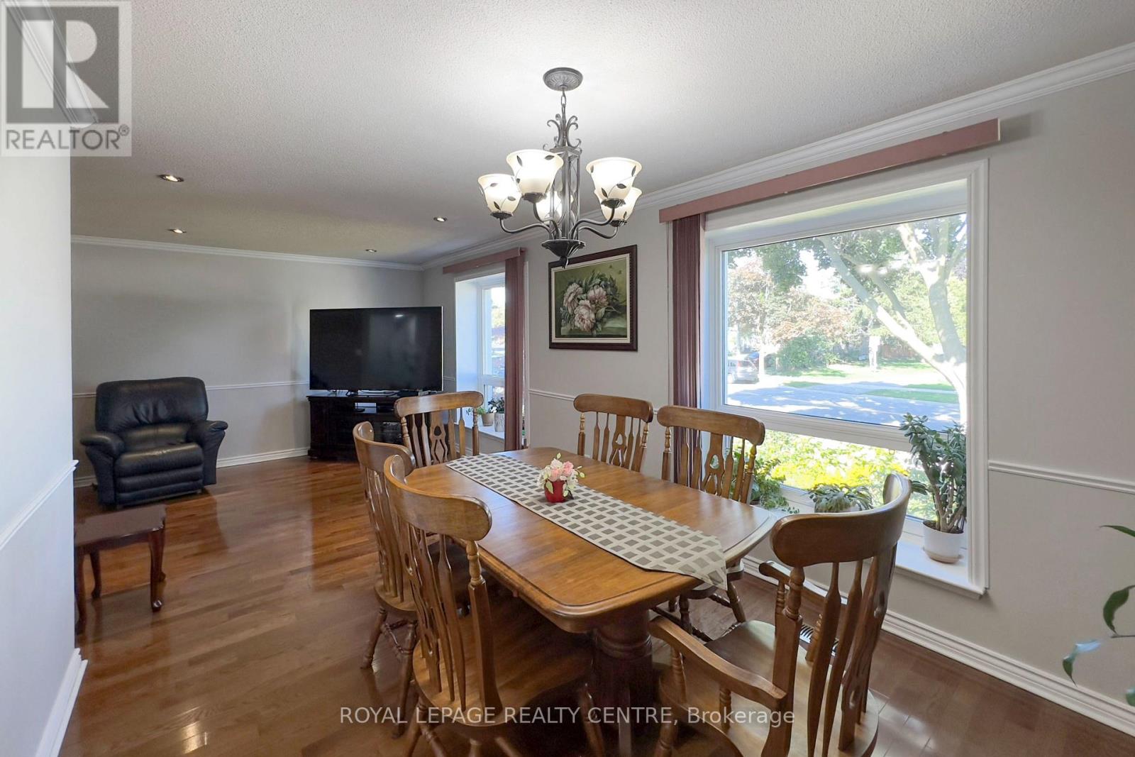 254 Louis Drive, Mississauga, Ontario  L5B 1Y9 - Photo 5 - W12390089