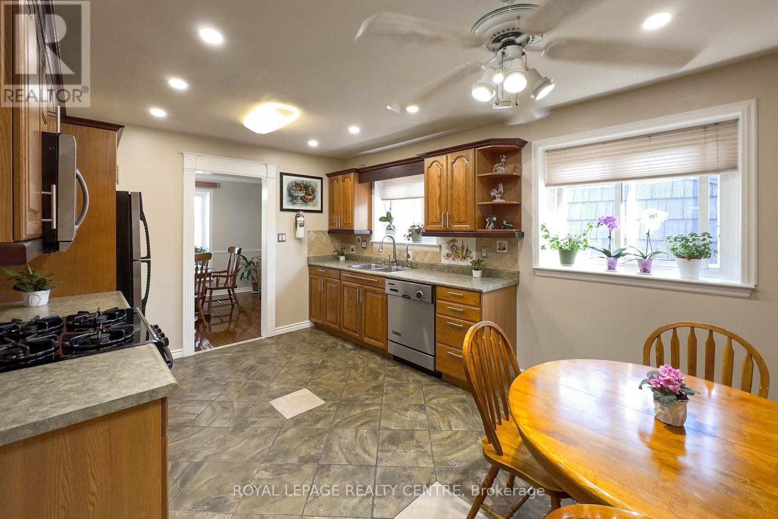 254 Louis Drive, Mississauga, Ontario  L5B 1Y9 - Photo 6 - W12390089